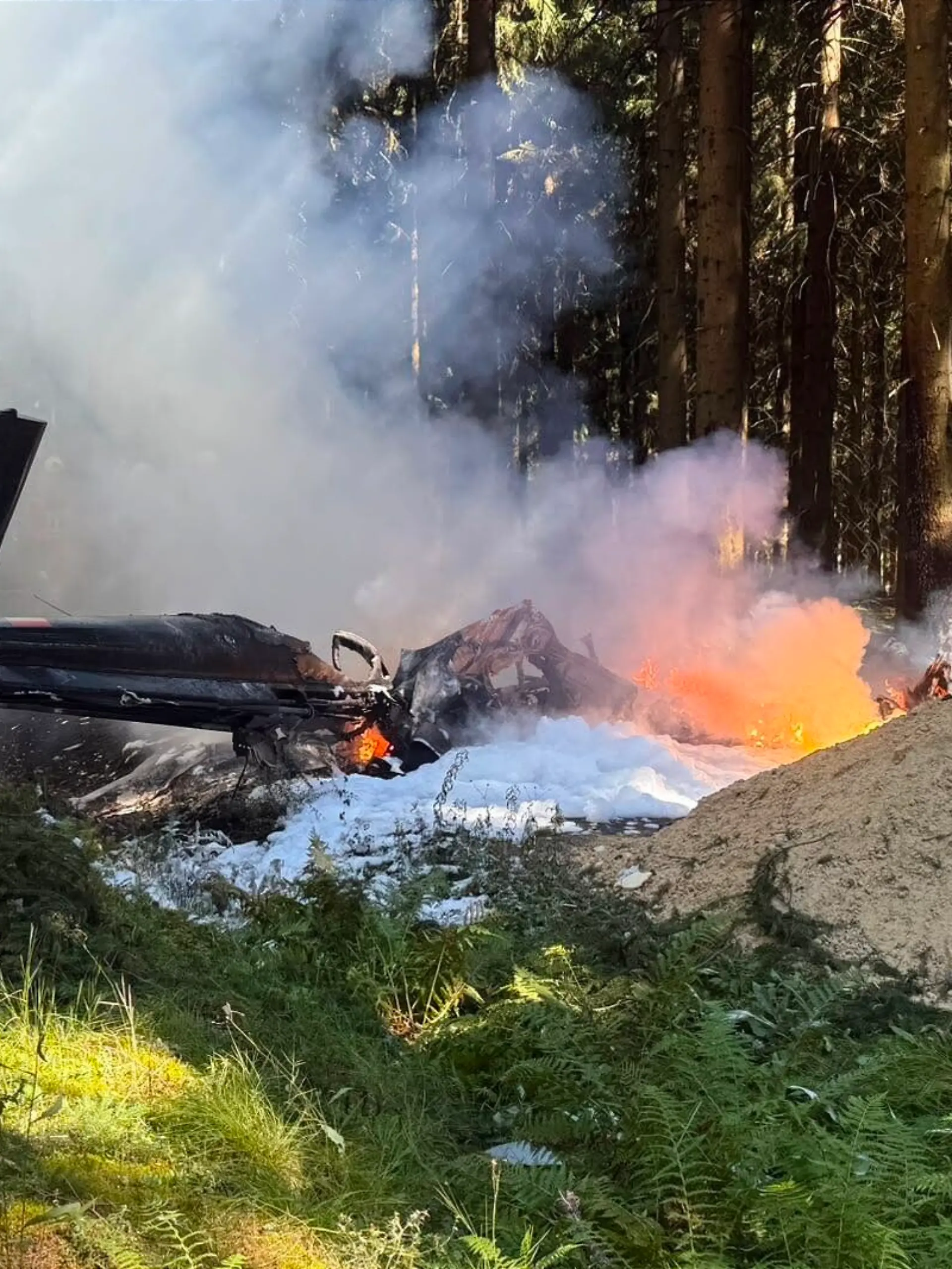 Bild zu: "Hubschrauber bei Arbeiten im Erzgebirge abgestürzt"