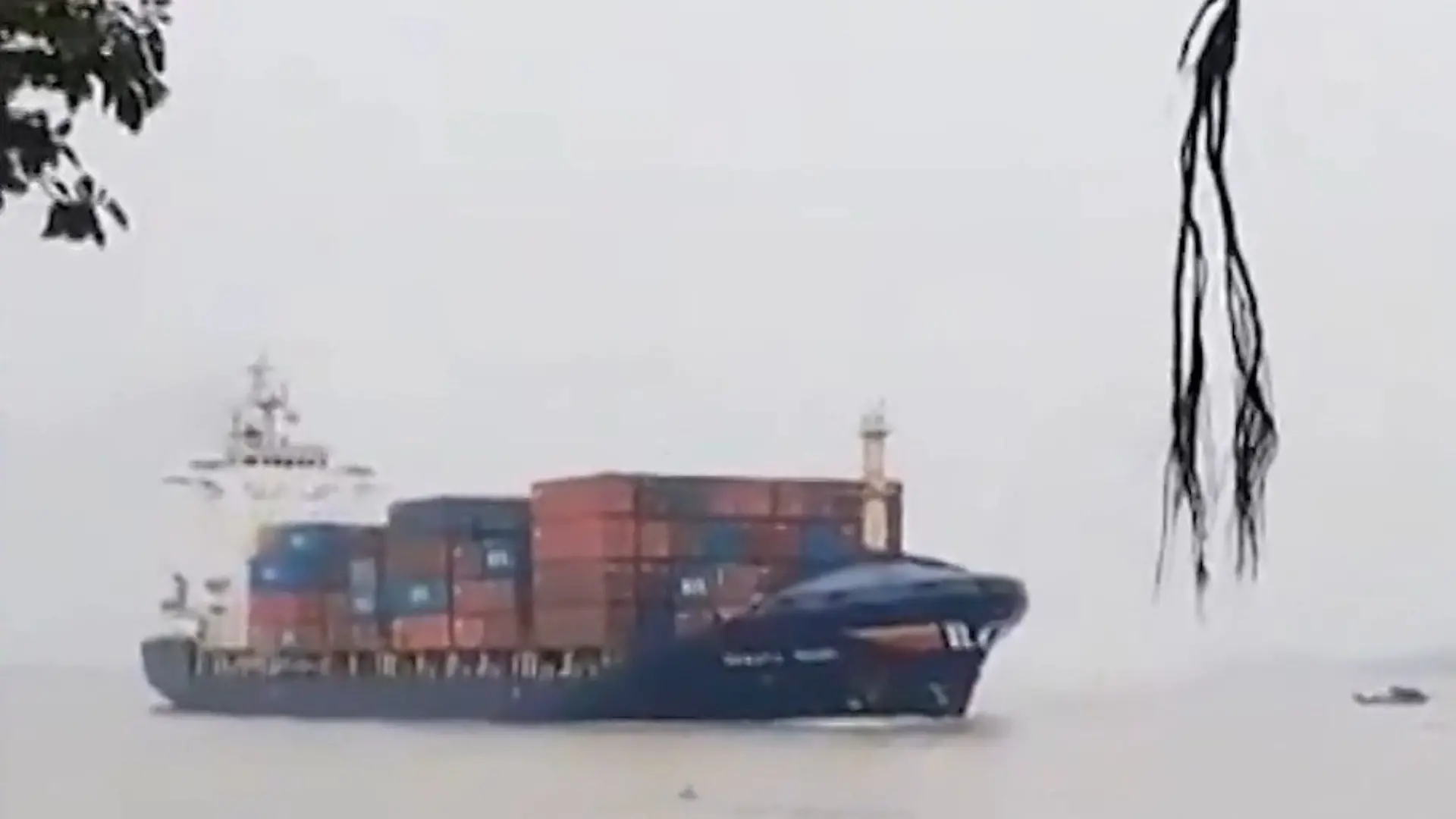 Containerschiff außer Kontrolle! Frachter kracht mit voller Wucht ins Ufer Crash auf dem Hugli