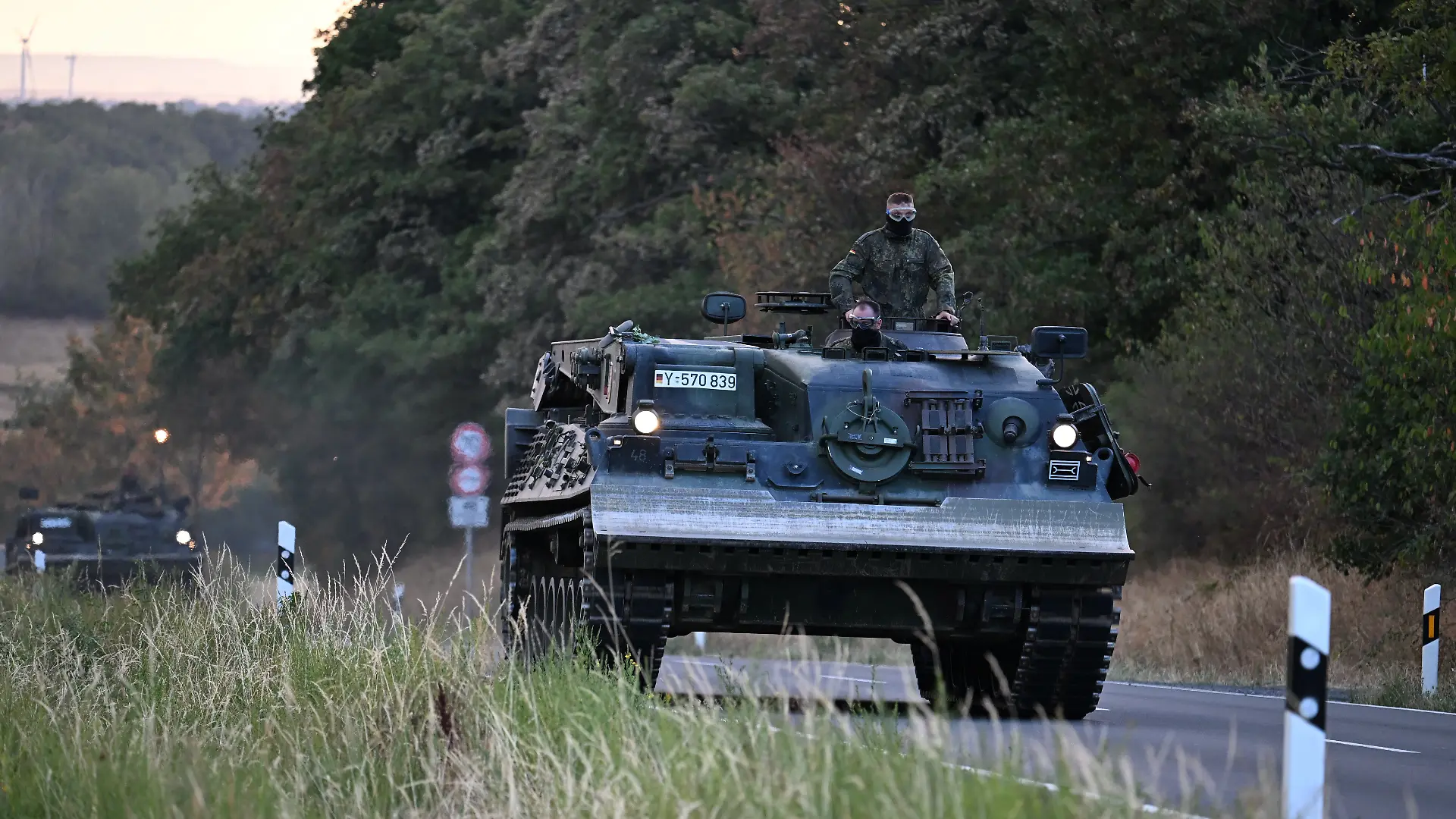 Pionierpanzer der Bundeswehr fahren zu einem Waldbrand im Hürtgenwald in der Nähe des Ortsteils Gey. Am frühen Morgen hat die Evakuierung des Ortsteils Gey begonnen, in dem gut 1.800 Menschen leben. Zuletzt war gemeldet worden, dass die Flammen rund 400 Meter von dem Ort entfernt seien.
