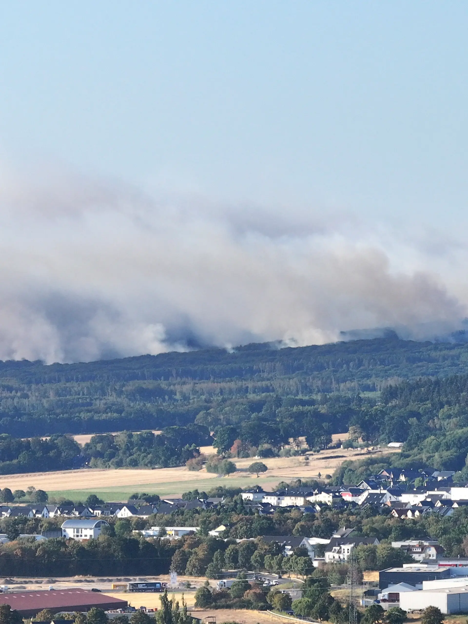 Dichter Rauch eines Waldbrands steigt über dem Hürtgenwald auf (Aufnahme mit Drohne). Wegen des Waldbrands in der Gemeinde Hürtgenwald wurde der Ortsteil Gey, in dem gut 1.800 Menschen leben, evakuiert. +++ dpa-Bildfunk +++