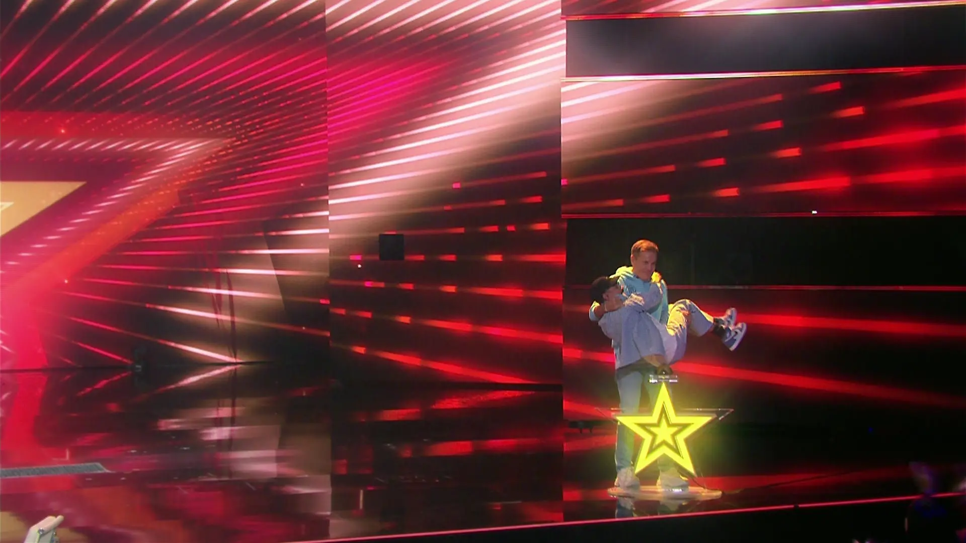 Dieter Bohlen trägt Tony Bauer zum Goldenen Buzzer