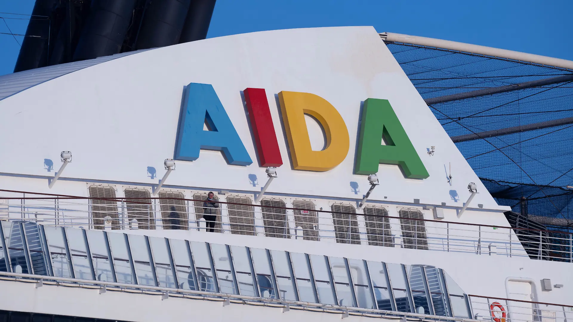 Der Schriftzug „AIDA” ist an einem Schiff befestigt.