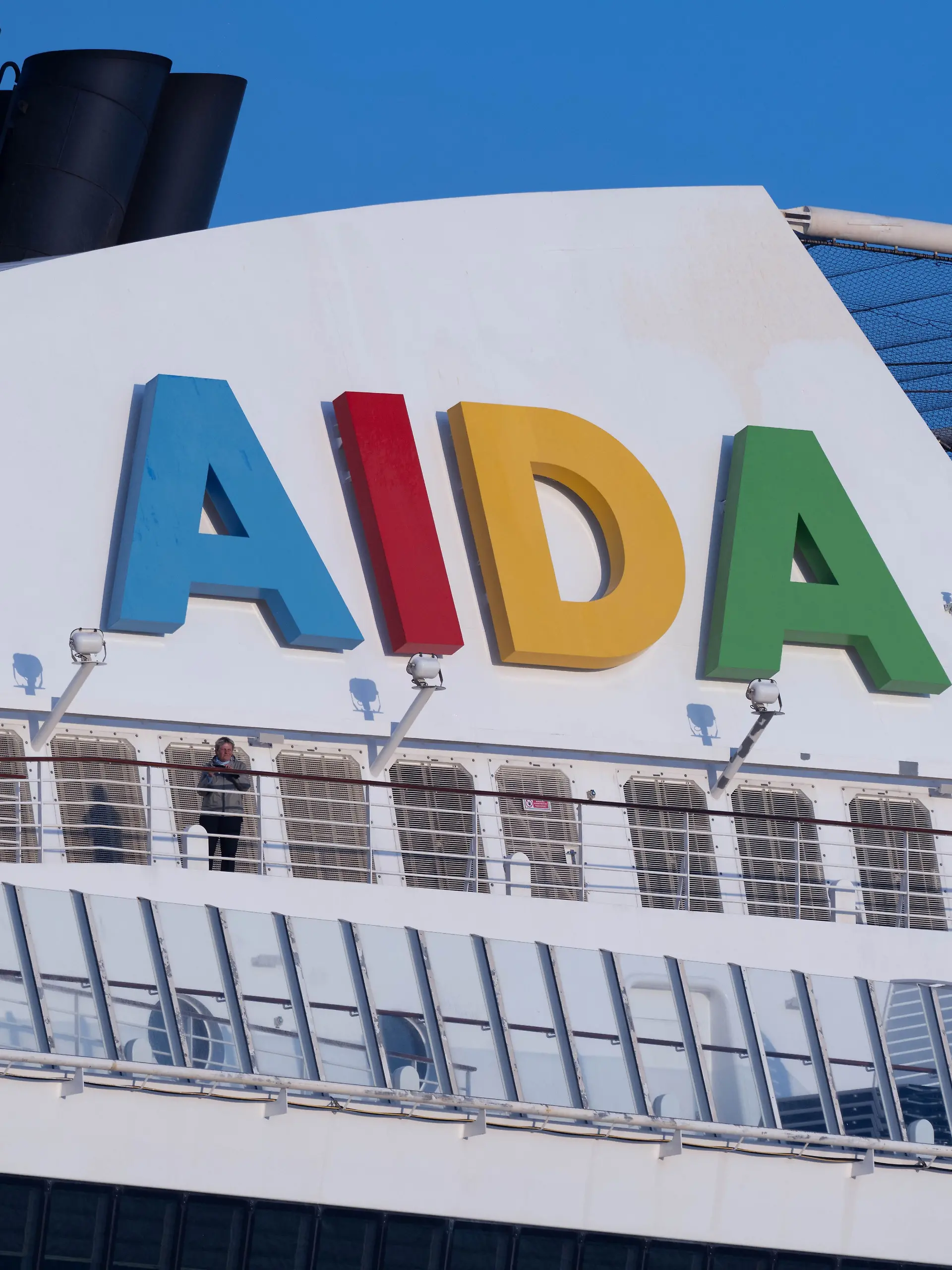 Der Schriftzug „AIDA” ist an einem Schiff befestigt.