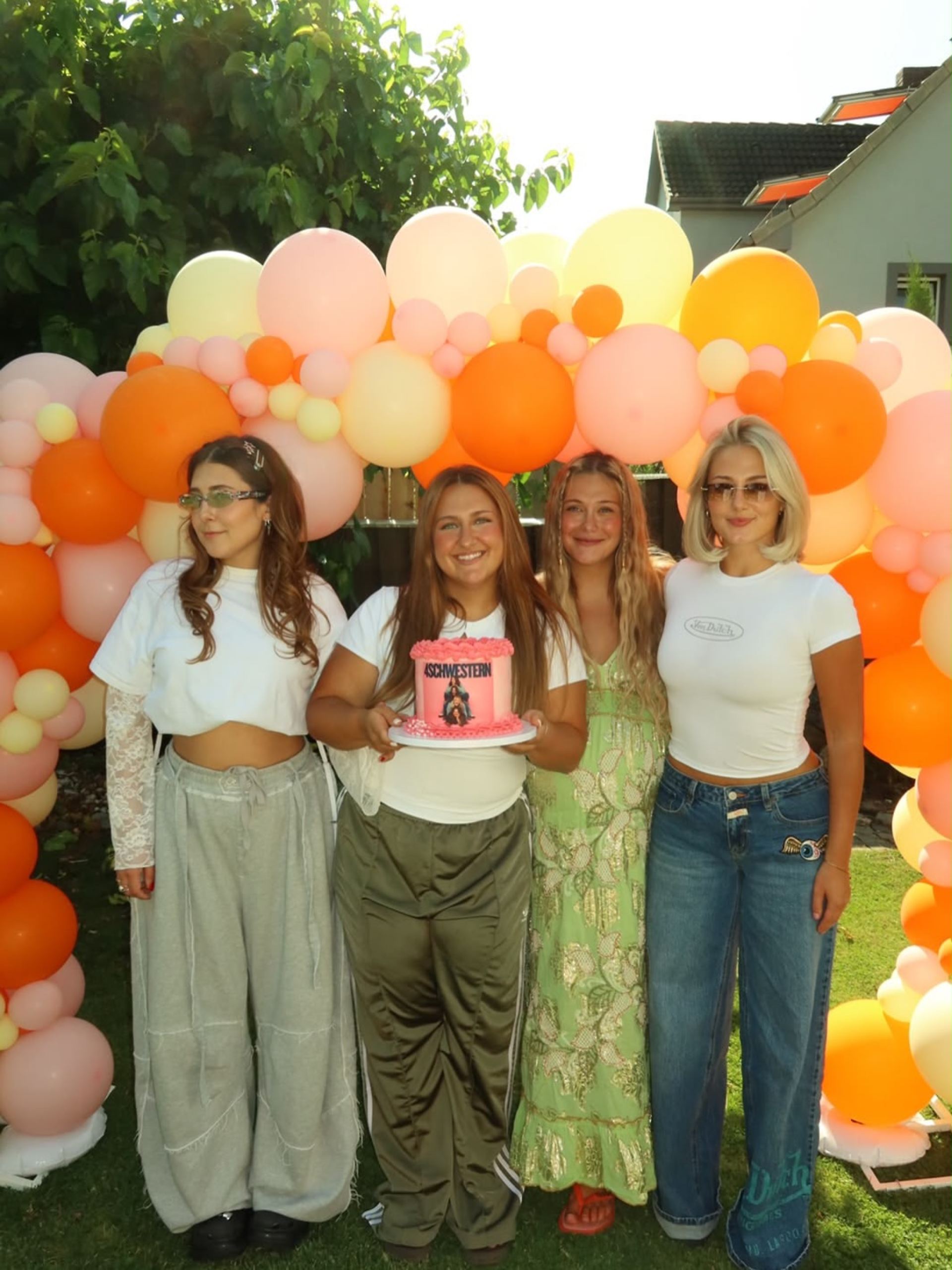 selfiesandra mit ihrer schwangeren Schwester Michelle (Mitte)