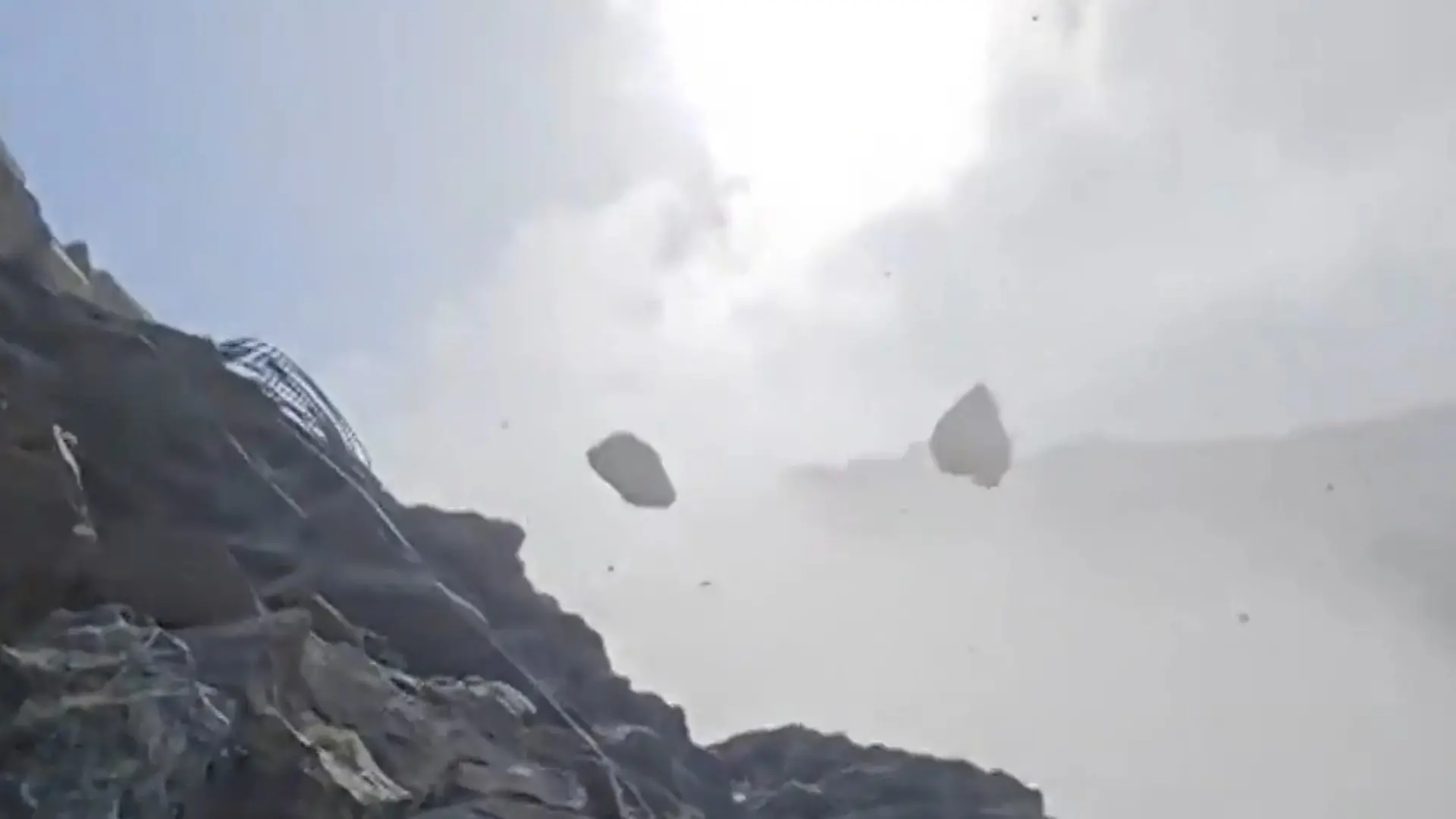 Lebensgefahr am Mont Blanc! Steinschlag rast auf Bergsteiger zu Riesige Gesteinsmassen lösen sich
