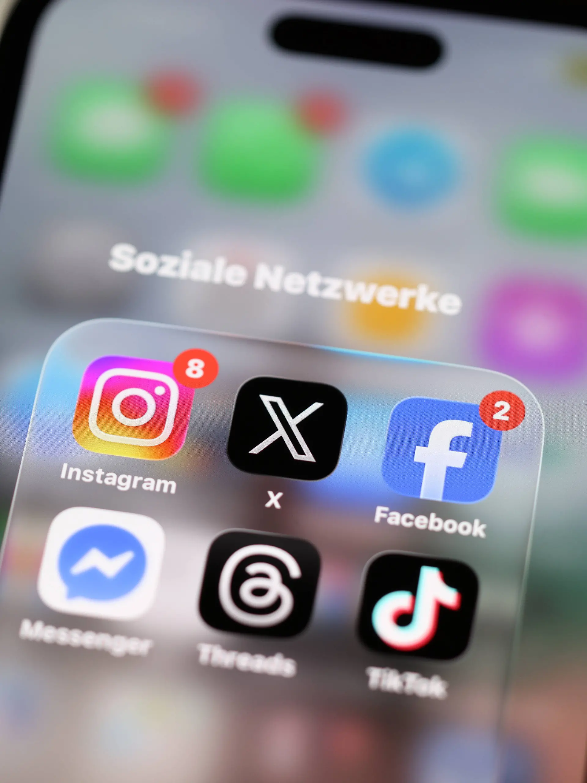Die CDU hat sich auf dem Parteitag in Stuttgart dafuer dafür ausgesprochen, dass daß es ein Mindestalter von 14 Jahren fuer für soziale Medien geben soll. Die App von Instagram, X, Facebook, Messenger, Threads und TikTok sind in dem Ordner Soziale Netzwerke auf einem Smartphone Display geoeffnet geöffnet. Social Media am 22.02.2026 in Siegen/Deutschland. *** At the party conference in Stuttgart, the CDU advocated that there should be a minimum age of 14 for social media The Instagram, X, Facebook, Messenger, Threads and TikTok apps are opened in the Social Networks folder on a smartphone display Social Media on 22 02 2026 in Siegen Germany