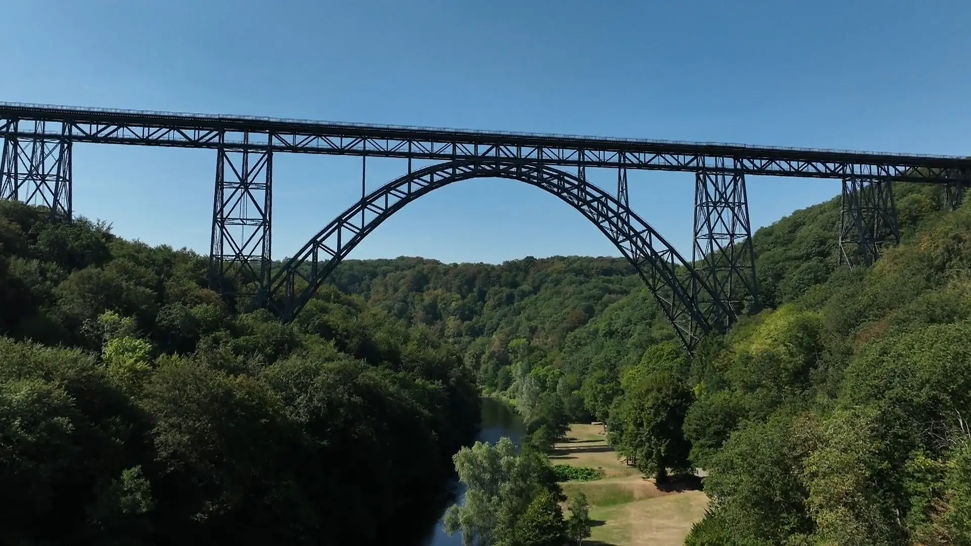 Trotz Höhenangst: 24-Jähriger bezwingt die Müngstener Brücke Acht Sportler gehen für Kinder an ihre Grenzen