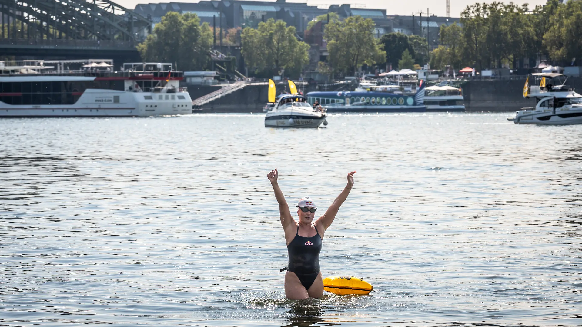 Die Extremschwimmerin Nathalie Pohl erreicht das Kölner Rheinufer. Pohl war am Dienstagmorgen in Frankfurt in den Main gesprungen. Vier Tage lang und 200 Kilometer weit war sie dann unterwegs - allerdings nicht durchgängig.