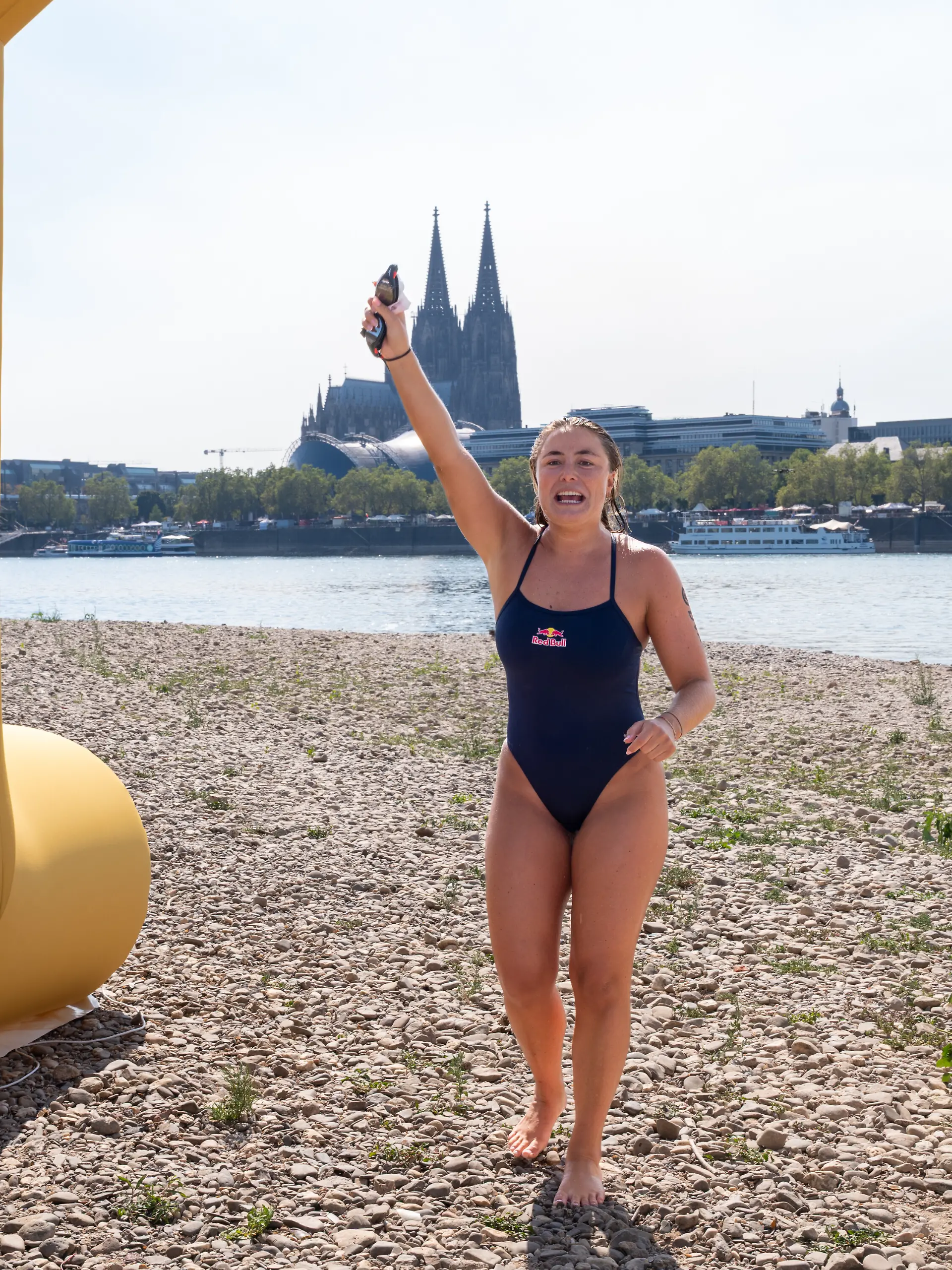 Die Extremschwimmerin Nathalie Pohl jubelt, nachdem sie das Kölner Rheinufer erreicht hat. Pohl war am Dienstagmorgen in Frankfurt in den Main gesprungen. Vier Tage lang und 200 Kilometer weit war sie dann unterwegs - allerdings nicht durchgängig.