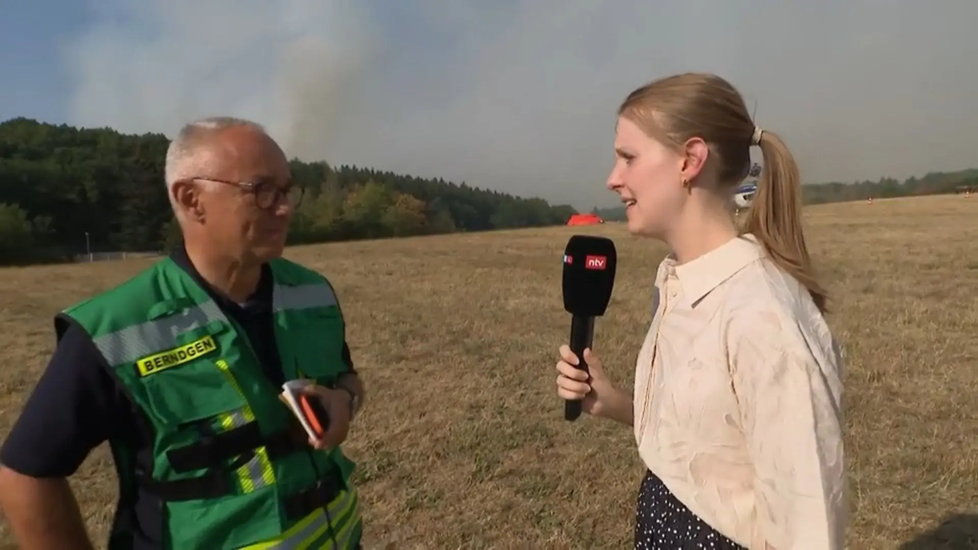 RTL WEST-Reporterin mit Peter Berndgen von der Feuerwehr im Kreis Düren Im Gespräch: