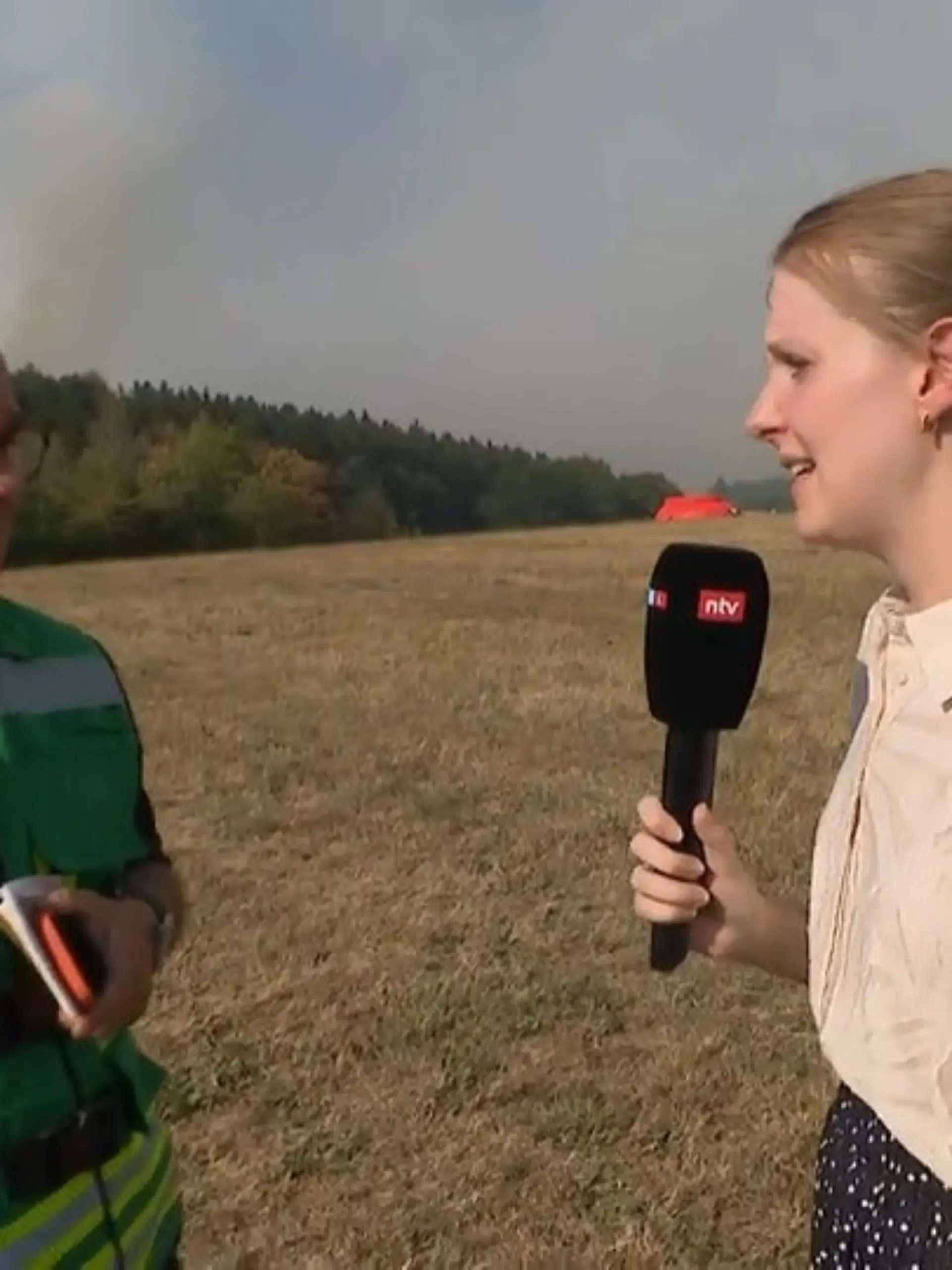 Bild zu: "RTL WEST-Reporterin mit Peter Berndgen von der Feuerwehr im Kreis Düren"