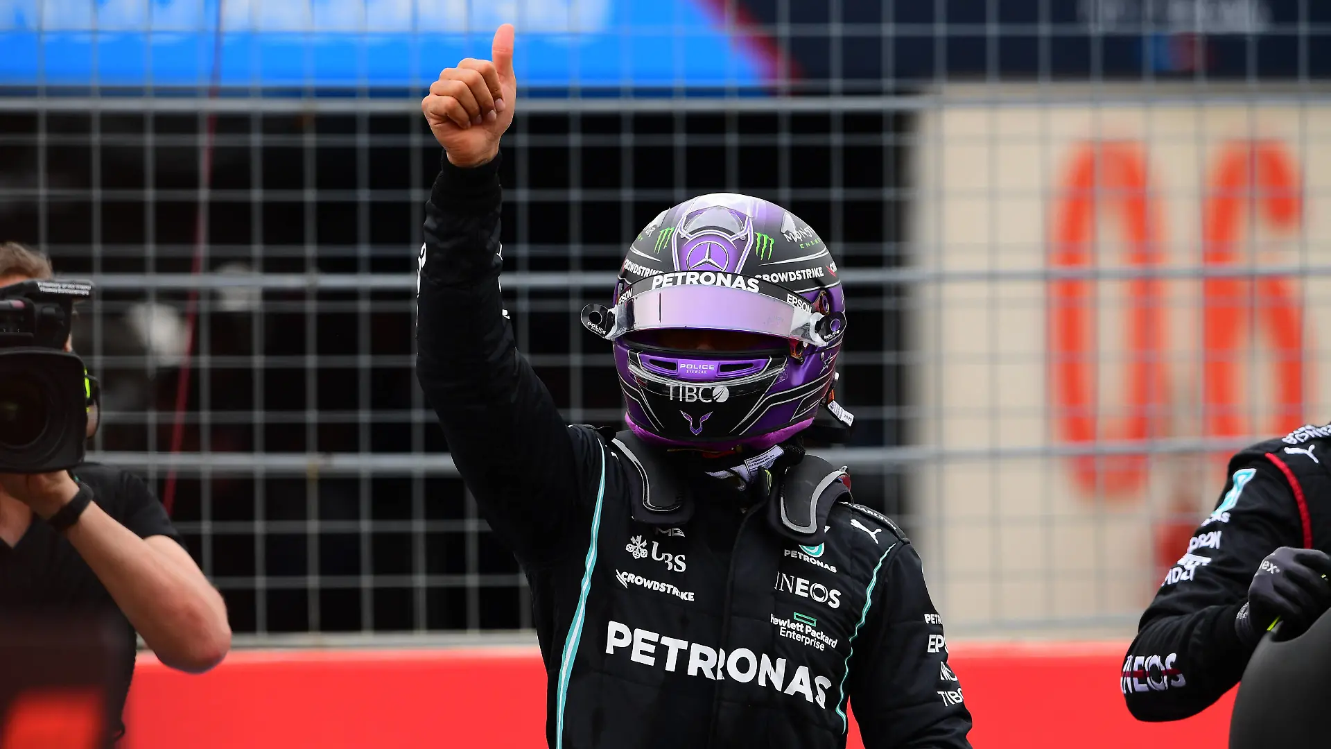 F1 Grand Prix of France - Qualifying Lewis Hamilton of Mercedes-AMG Petronas F1 Team in second place say hello to fans during qualifying of French GP in Paul Ricard Circuit in Le Castelett, Provence-Alpes-C te d Azur, France, 19 June 2021 Le Castelett Provence-Alpes-C te d Azur France diodato-notitle210619_np0NC PUBLICATIONxNOTxINxFRA Copyright: xAndreaxDiodatox 
