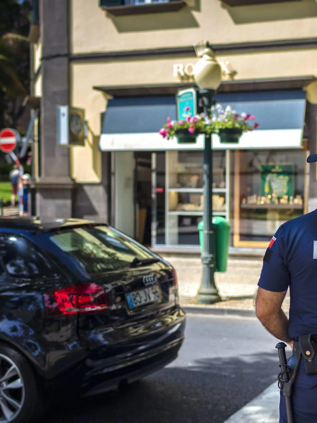 Ein portugiesischer Polizist bewacht eine Straße.