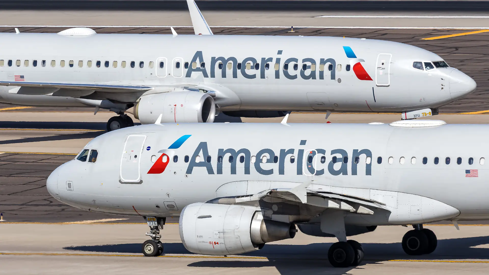 Phoenix, Vereinigte Staaten - 10. November 2025: Airbus A319 und Boeing 737-800 Flugzeuge der American Airlines mit dem Kennzeichen N776XF auf dem Flughafen Phoenix, Vereinigte Staaten.