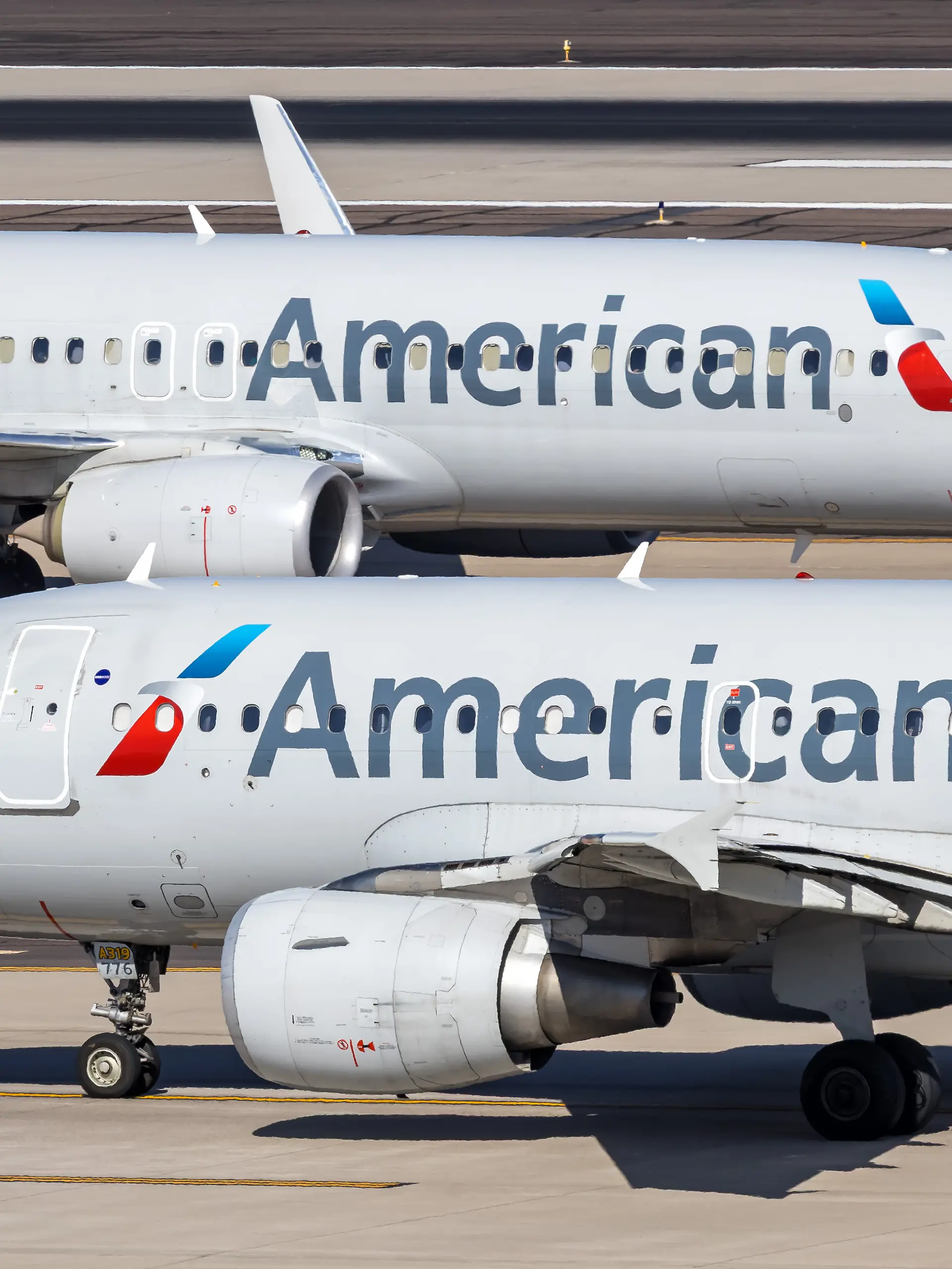 Phoenix, Vereinigte Staaten - 10. November 2025: Airbus A319 und Boeing 737-800 Flugzeuge der American Airlines mit dem Kennzeichen N776XF auf dem Flughafen Phoenix, Vereinigte Staaten.