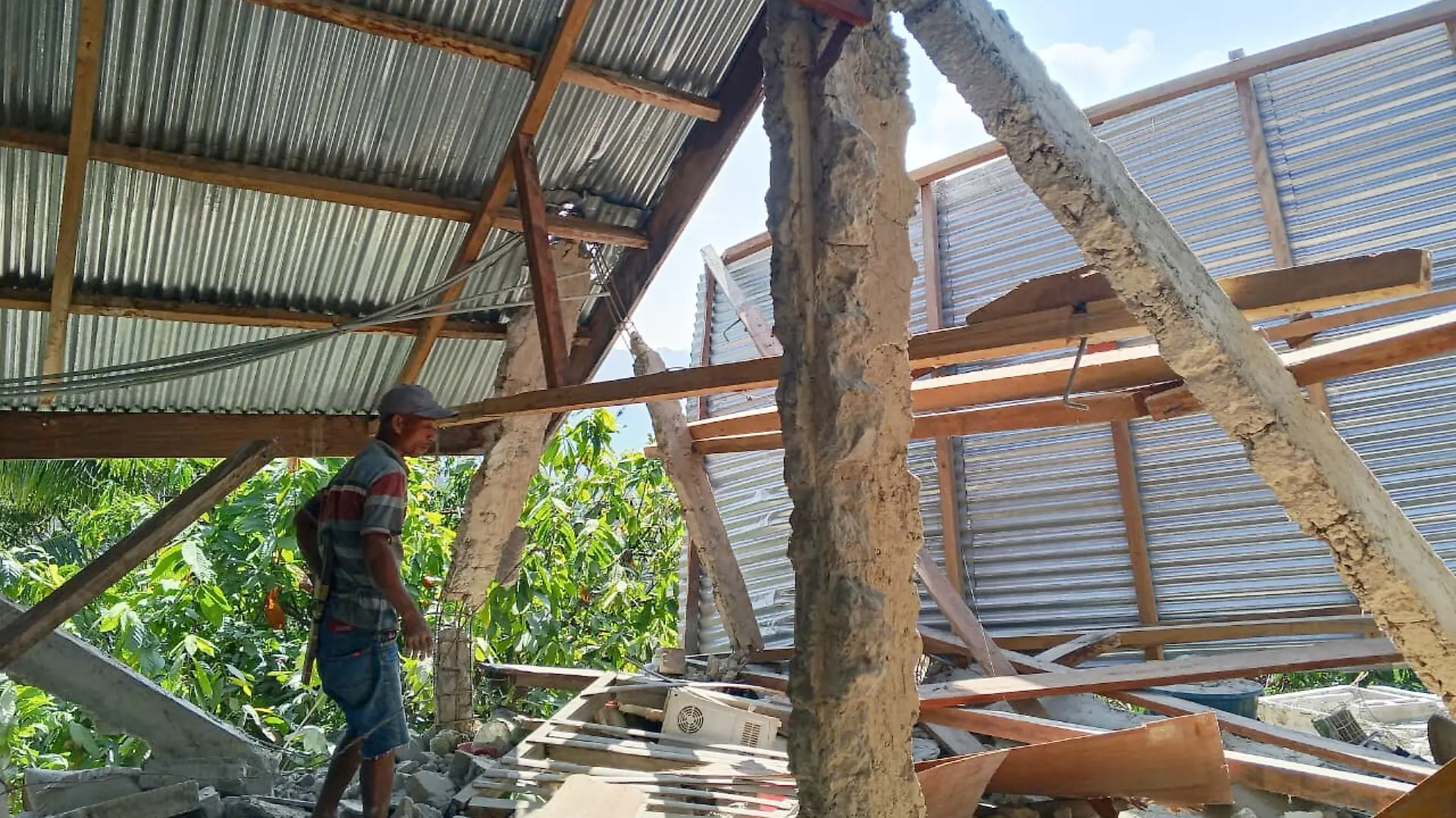 Ein Mann begutachtet nach einem Erdbeben in Ost-Manggarai in der Provinz Ost-Nusa Tenggara die Schäden an einem Gebäude. +++ dpa-Bildfunk +++