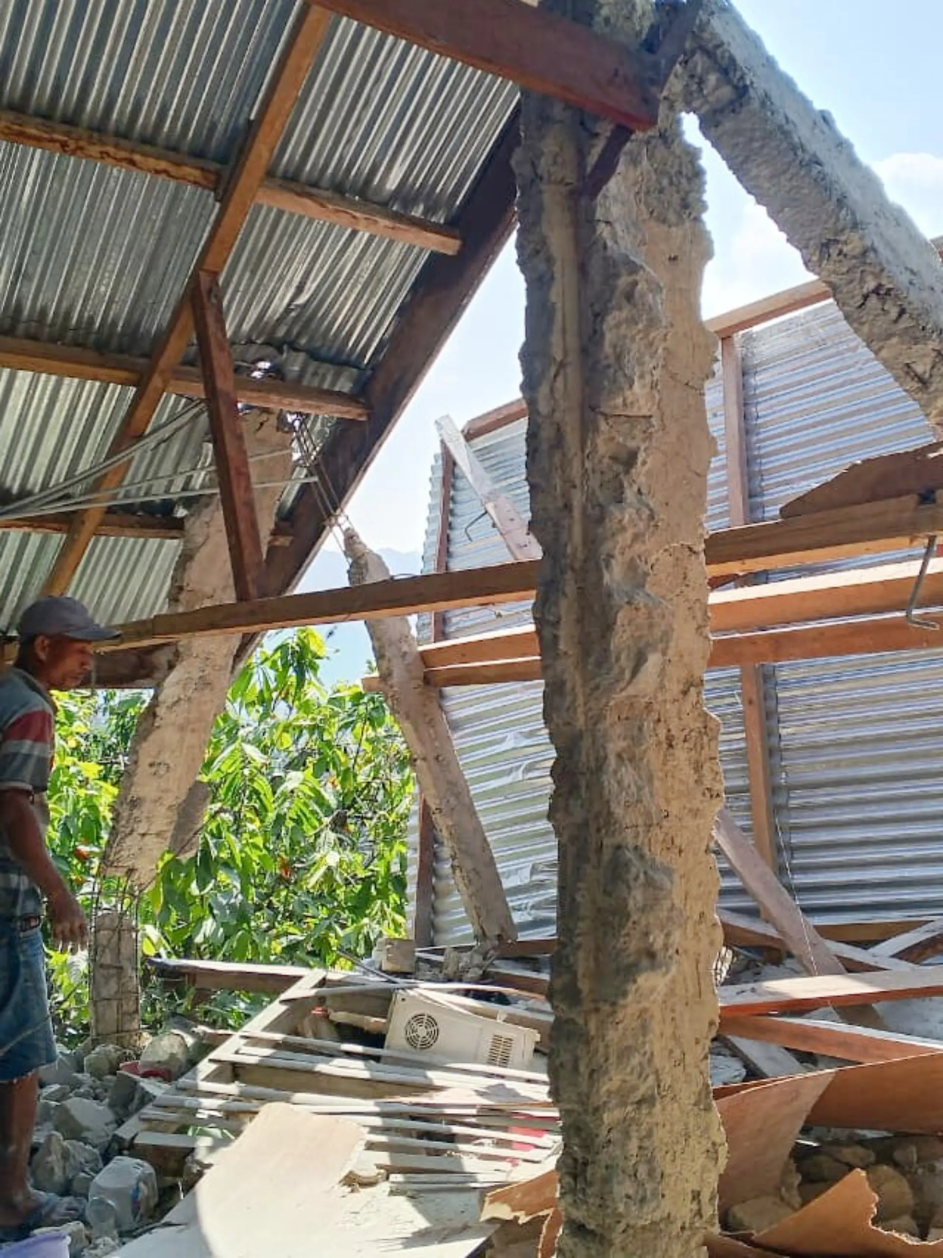 Ein Mann begutachtet nach einem Erdbeben in Ost-Manggarai in der Provinz Ost-Nusa Tenggara die Schäden an einem Gebäude. +++ dpa-Bildfunk +++