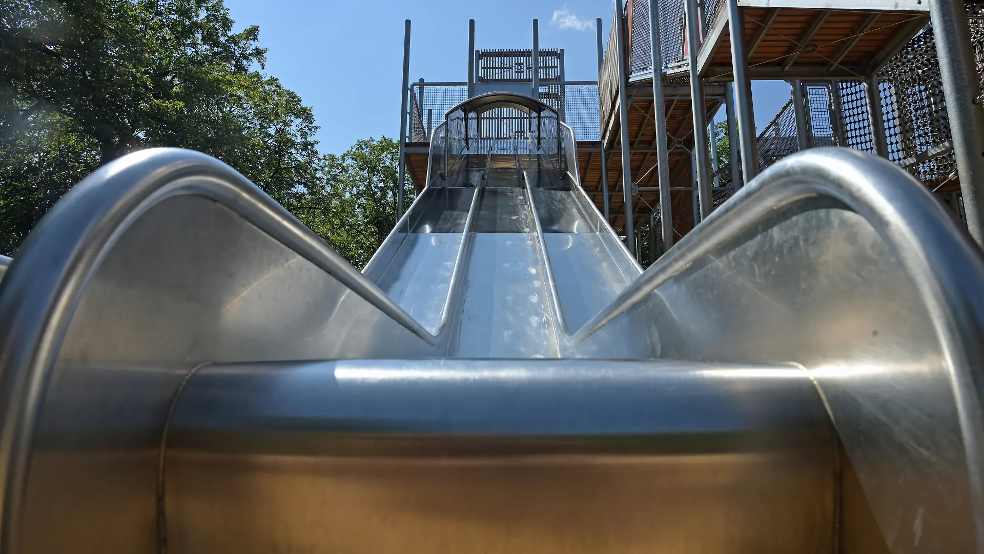 PRODUKTION - 16.07.2026, Bayern, München: Der Spielplatz bei der Theresienwiese hat Klettergerüst mit Rutsche. (zu dpa: «Bäume statt Beton - wie Spielplätze hitzefest werden») Foto: Malin Wunderlich/dpa +++ dpa-Bildfunk +++