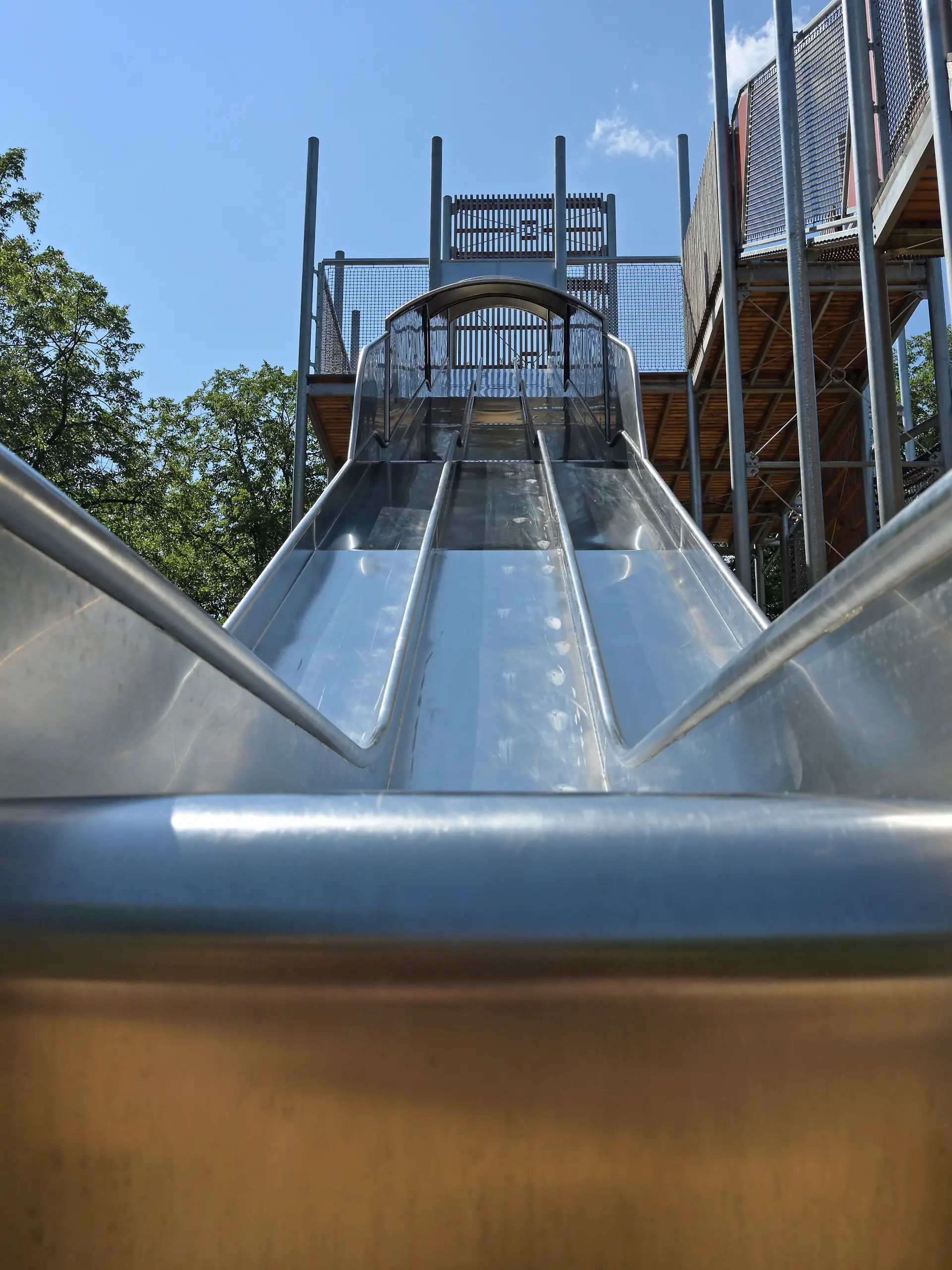 PRODUKTION - 16.07.2026, Bayern, München: Der Spielplatz bei der Theresienwiese hat Klettergerüst mit Rutsche. (zu dpa: «Bäume statt Beton - wie Spielplätze hitzefest werden») Foto: Malin Wunderlich/dpa +++ dpa-Bildfunk +++