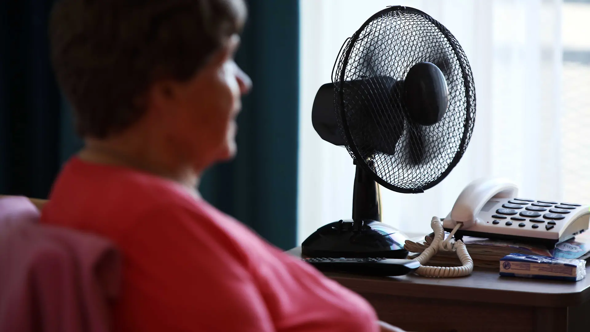2026-06-26 10:54:26 OUDDORP Ein Ventilator sorgt für Kühlung in einem Pflegeheim. Das Heim hat Maßnahmen ergriffen, da die Temperaturen an mehreren Tagen über 30 Grad Celsius stiegen. RAMON MANGOLD / ANP