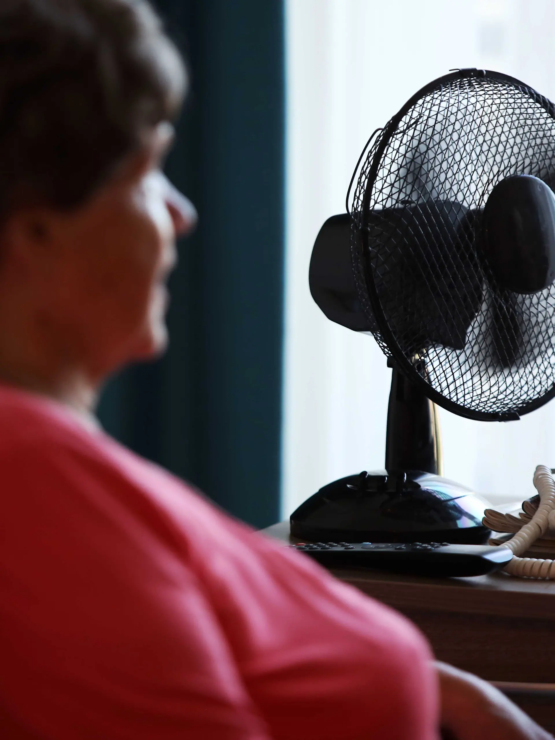 2026-06-26 10:54:26 OUDDORP  Ein Ventilator sorgt für Kühlung in einem Pflegeheim. Das Heim hat Maßnahmen ergriffen, da die Temperaturen an mehreren Tagen über 30 Grad Celsius stiegen. RAMON MANGOLD / ANP