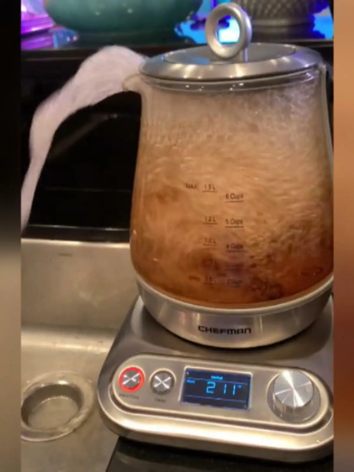 Liebe Briten, dieses Video könnte verstörend wirken! Eine amerikanische Influencerin versucht Tee mit einem Wasserkessel zu kochen - aber nicht so, wie das jeder machen würde.