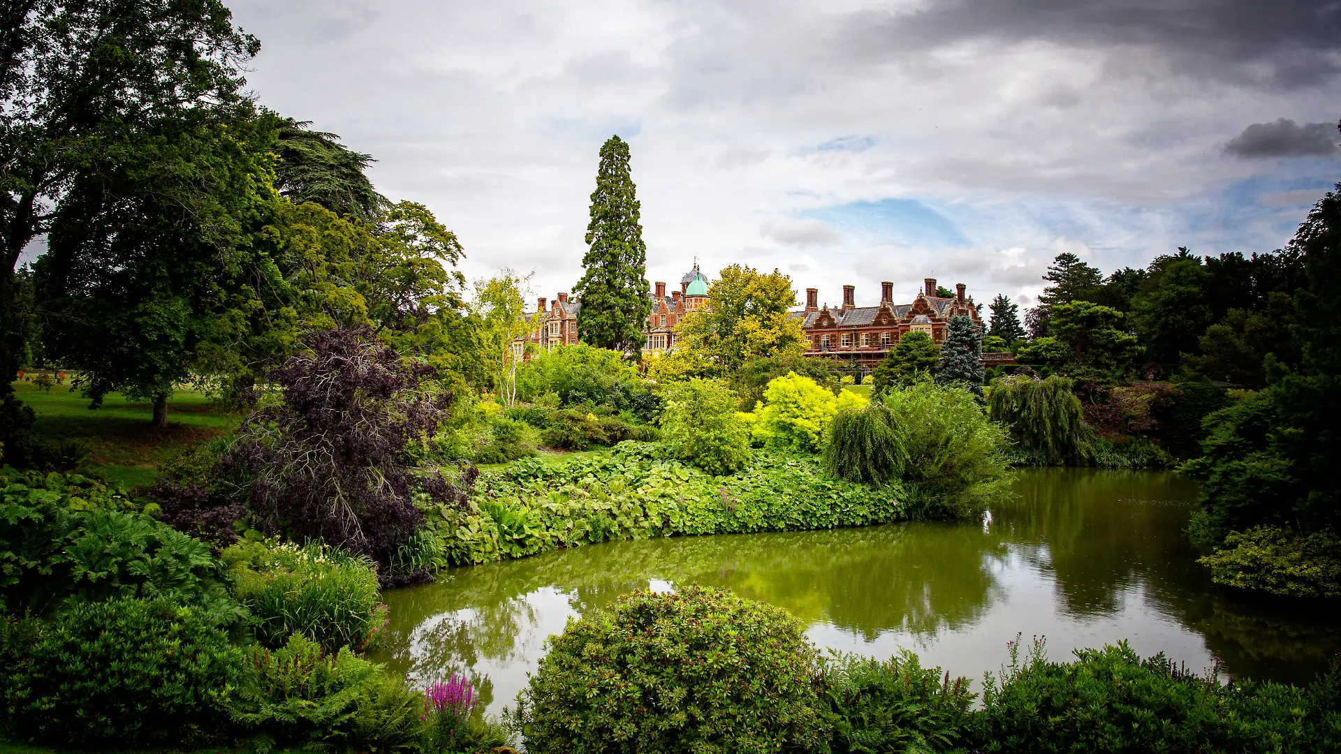 Sandringham House In Norfolk, UK A general view of Sandringham House a royal residence on the Sandringham Estate in North Norfolk in England on Wednesday 19th July 2023 Norfolk United Kingdom PUBLICATIONxNOTxINxFRA Copyright: xMIxNewsx originalFilename:fletcher-sandring230719_npvVw.jpg