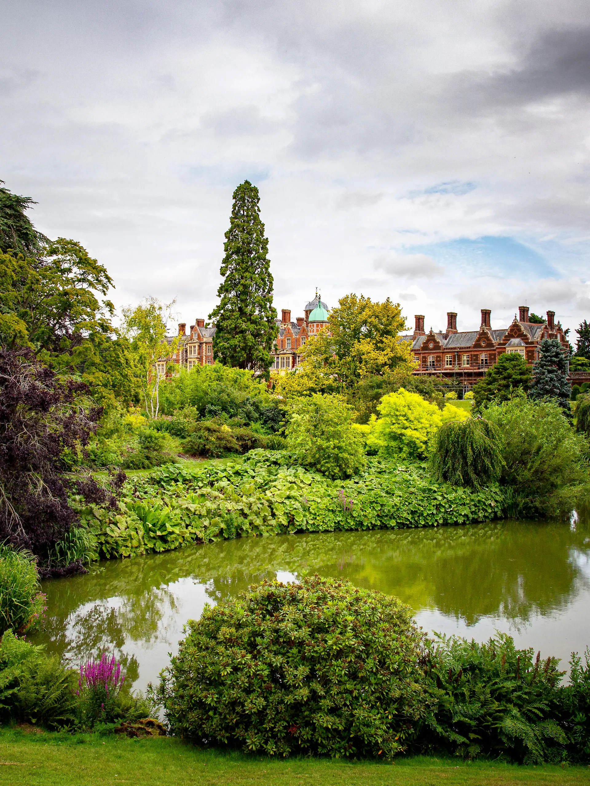 Sandringham House In Norfolk, UK A general view of Sandringham House a royal residence on the Sandringham Estate in North Norfolk in England on Wednesday 19th July 2023 Norfolk United Kingdom PUBLICATIONxNOTxINxFRA Copyright: xMIxNewsx originalFilename:fletcher-sandring230719_npvVw.jpg