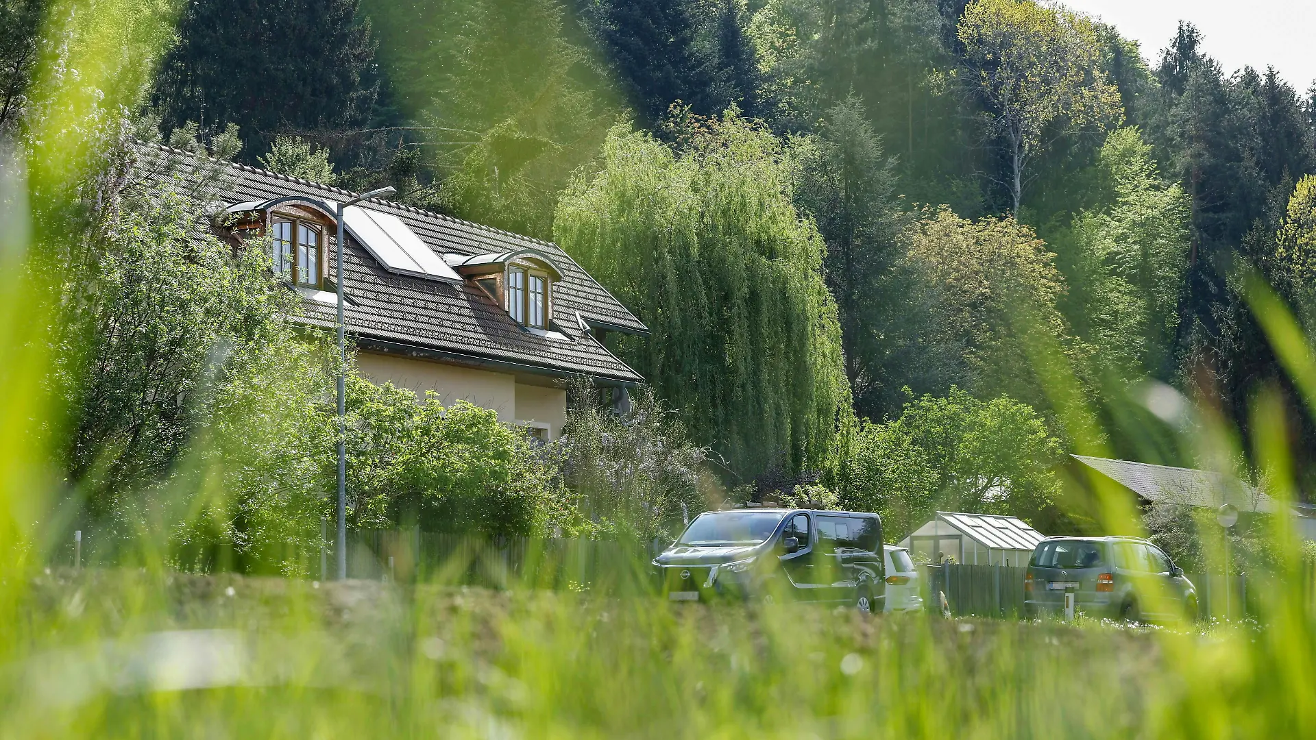 Ein 17-Jähriger soll in der Nacht auf den 22. April 2026 in ein Haus eines älteren Ehepaares in St. Peter am Ottersbach eingedrungen sein und dort auf beide eingestochen haben.