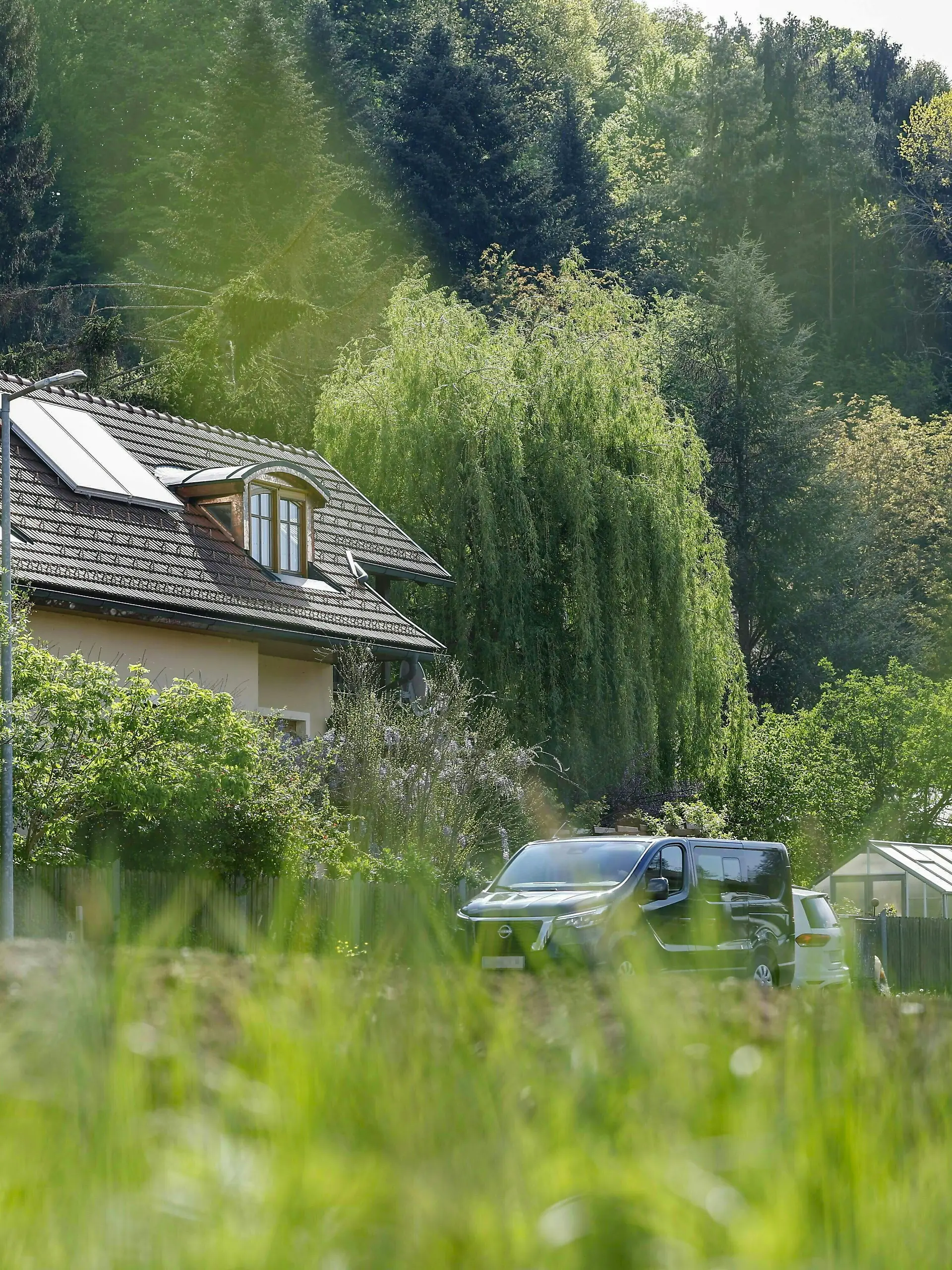 Ein 17-Jähriger soll in der Nacht auf den 22. April 2026 in ein Haus eines älteren Ehepaares in St. Peter am Ottersbach eingedrungen sein und dort auf beide eingestochen haben.
