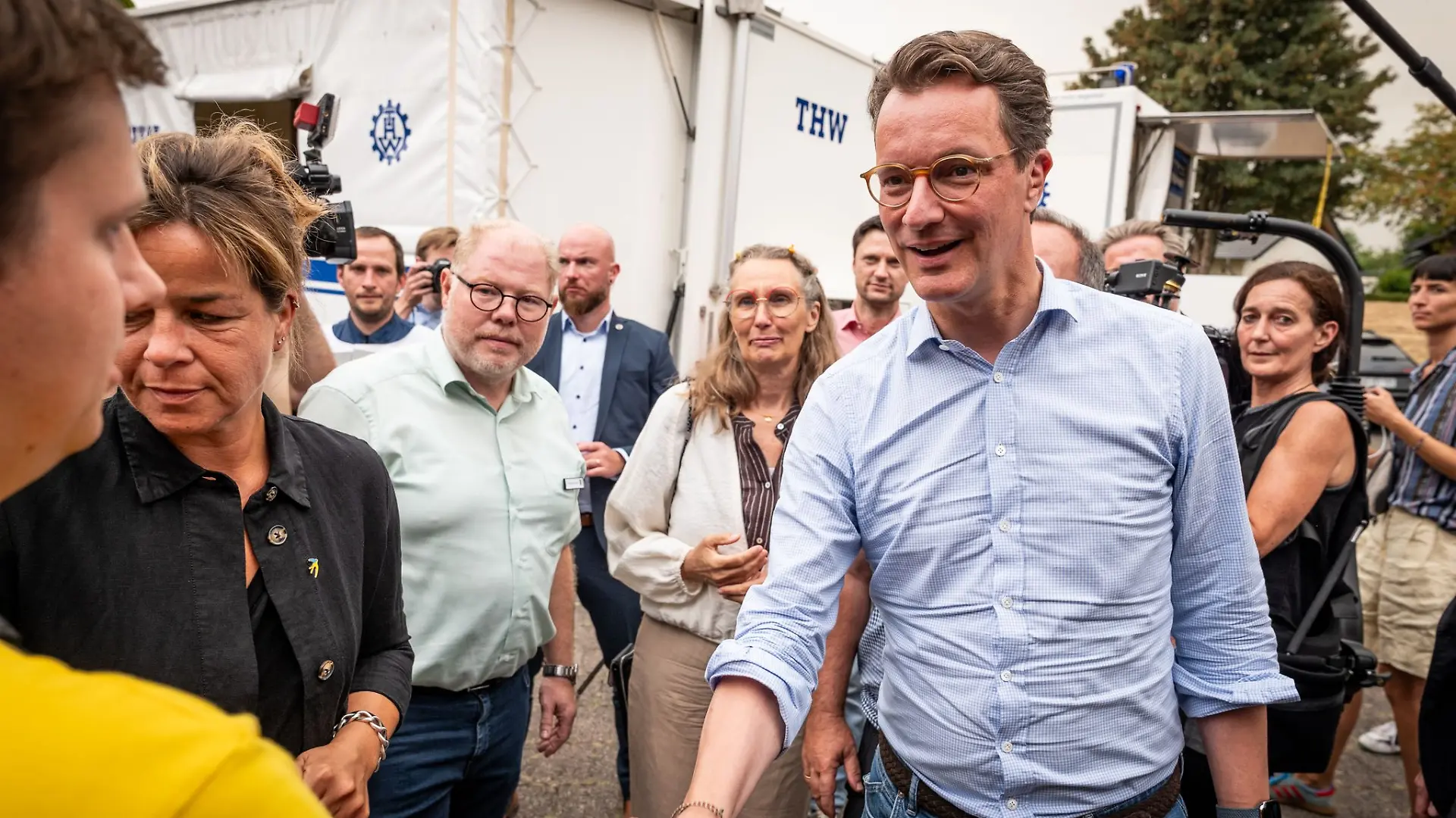 Nordrhein-Westfalens Ministerpräsident Hendrik Wüst (r, CDU), und Vize-Ministerpräsidentin Mona Neubaur (Grüne) haben sich von Einsatzkräften des Waldbrands im Hürtgenwald informieren lassen.