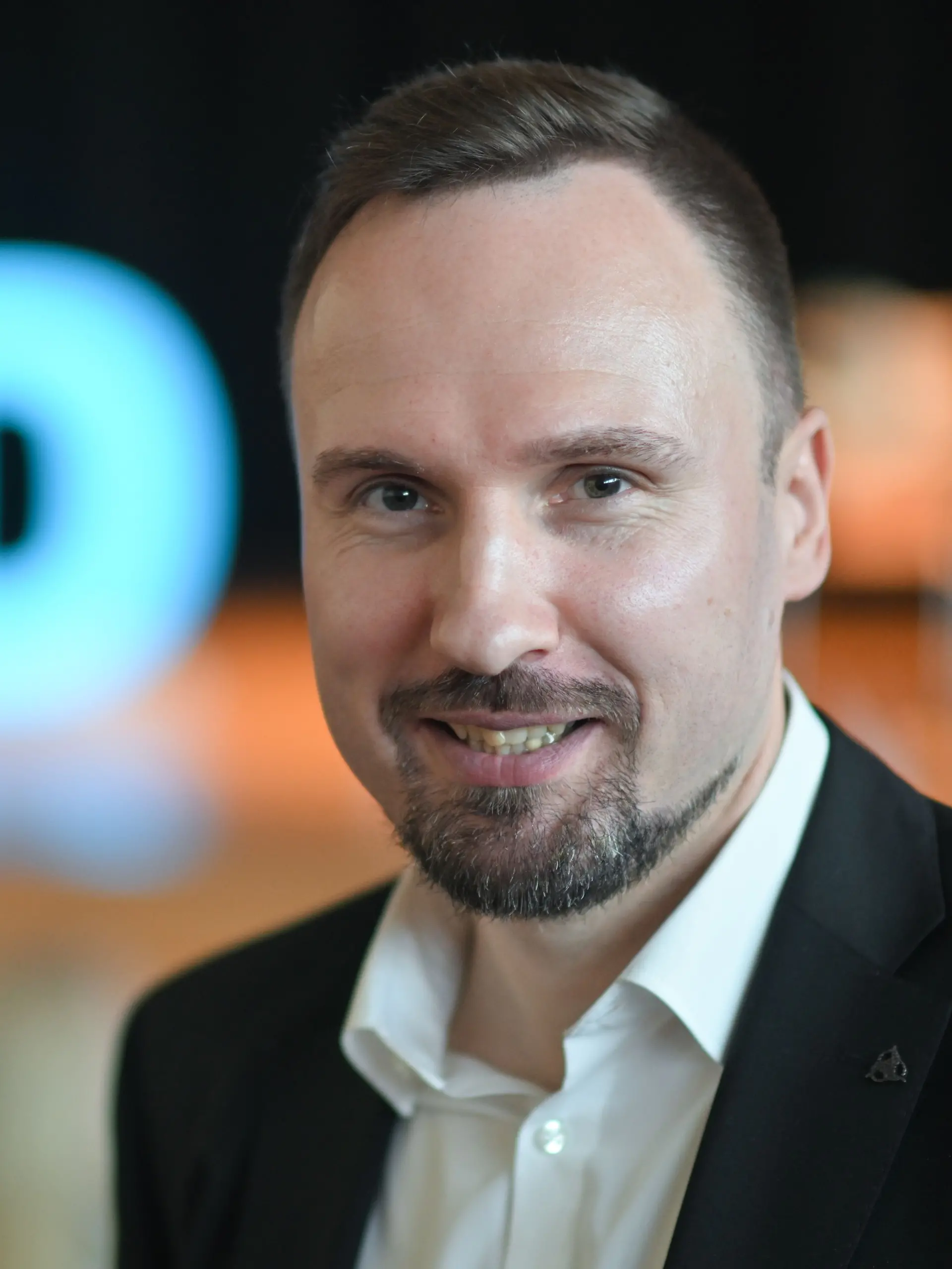 ARCHIV - 22.04.2023, Sachsen-Anhalt, Weißandt-Gölzau: Arno Bausemer, Spitzenkandidat der AfD Sachsen-Anhalt für die Europawahl 2024, steht auf dem Landesparteitag der AfD Sachsen-Anhalt in Weißandt-Gölzau. (zu dpa: «Jugendlicher bei Auseinandersetzung um AfD-Plakat verletzt») Foto: Hendrik Schmidt/dpa +++ dpa-Bildfunk +++