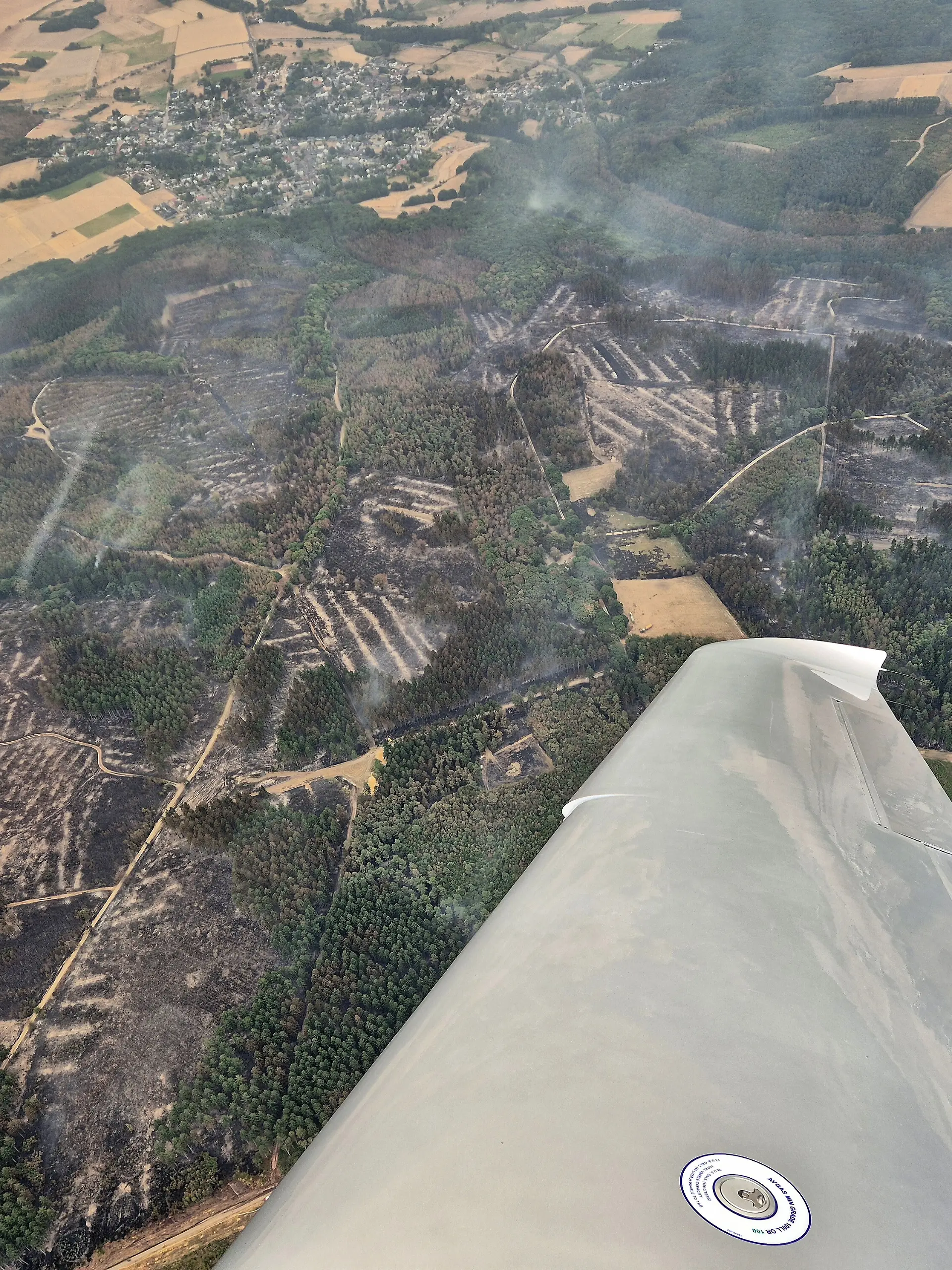 Die Aufnahme aus einem Flugzeug zeigt das Waldbrandgebiet im Hürtgenwald. Mehrere Hundert Hektar Waldfläche stehen im Hürtgenwald in Flammen.