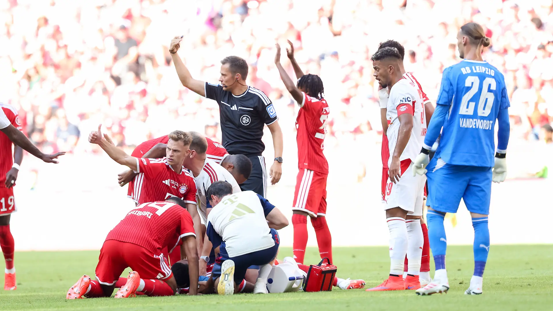 Jamal Musiala (FC Bayern Muenchen, #10) wird behandelt, GER, FC Bayern Muenchen vs. RB Leipzig, Fussball, Telekom Cup, Testspiel, Saison 2026/2027, 15.08.2026, Foto: Eibner-Pressefoto/Jenni Maul