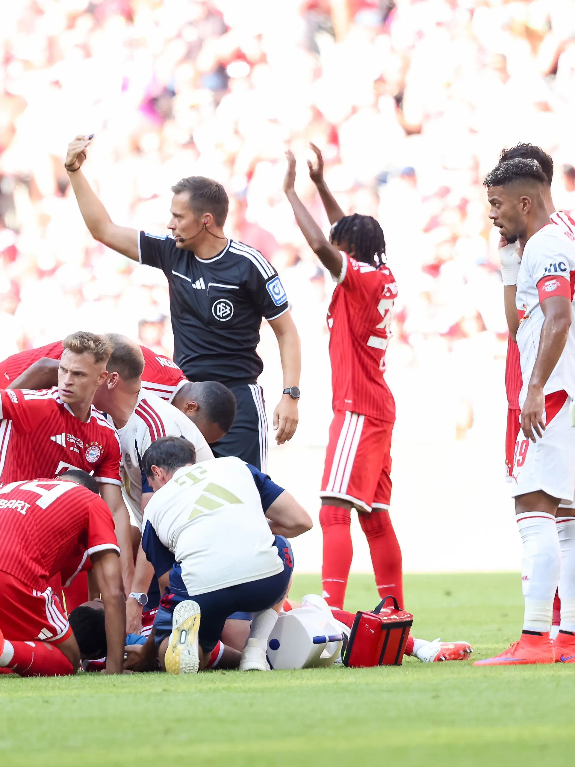 Jamal Musiala (FC Bayern Muenchen, #10) wird behandelt, GER, FC Bayern Muenchen vs. RB Leipzig, Fussball, Telekom Cup, Testspiel, Saison 2026/2027, 15.08.2026, Foto: Eibner-Pressefoto/Jenni Maul