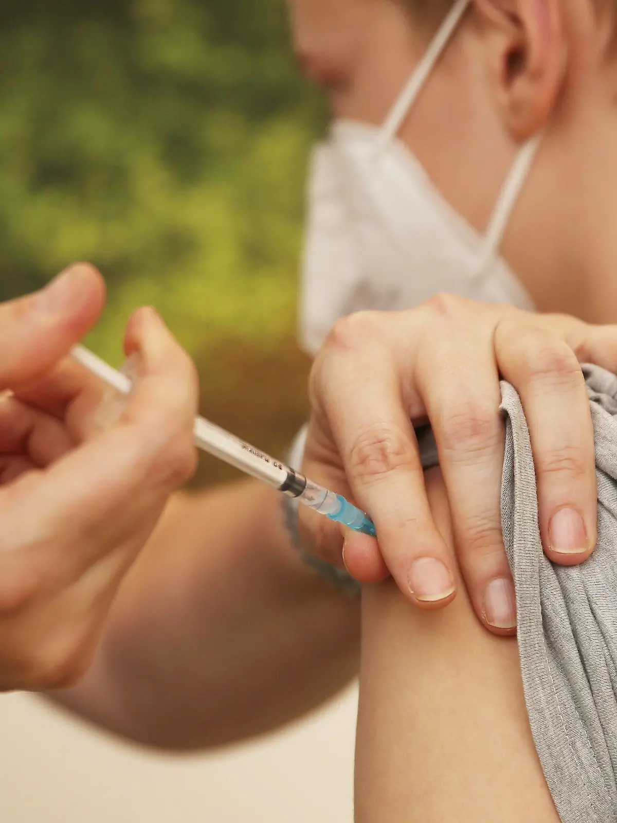 09.06.2021, Nordrhein-Westfalen, Viersen: Eine Kinderärztin impft einen Jungen mit dem Corona-Impfstoff Comirnaty von Biontech-Pfizer. Foto: David Young/dpa +++ dpa-Bildfunk +++