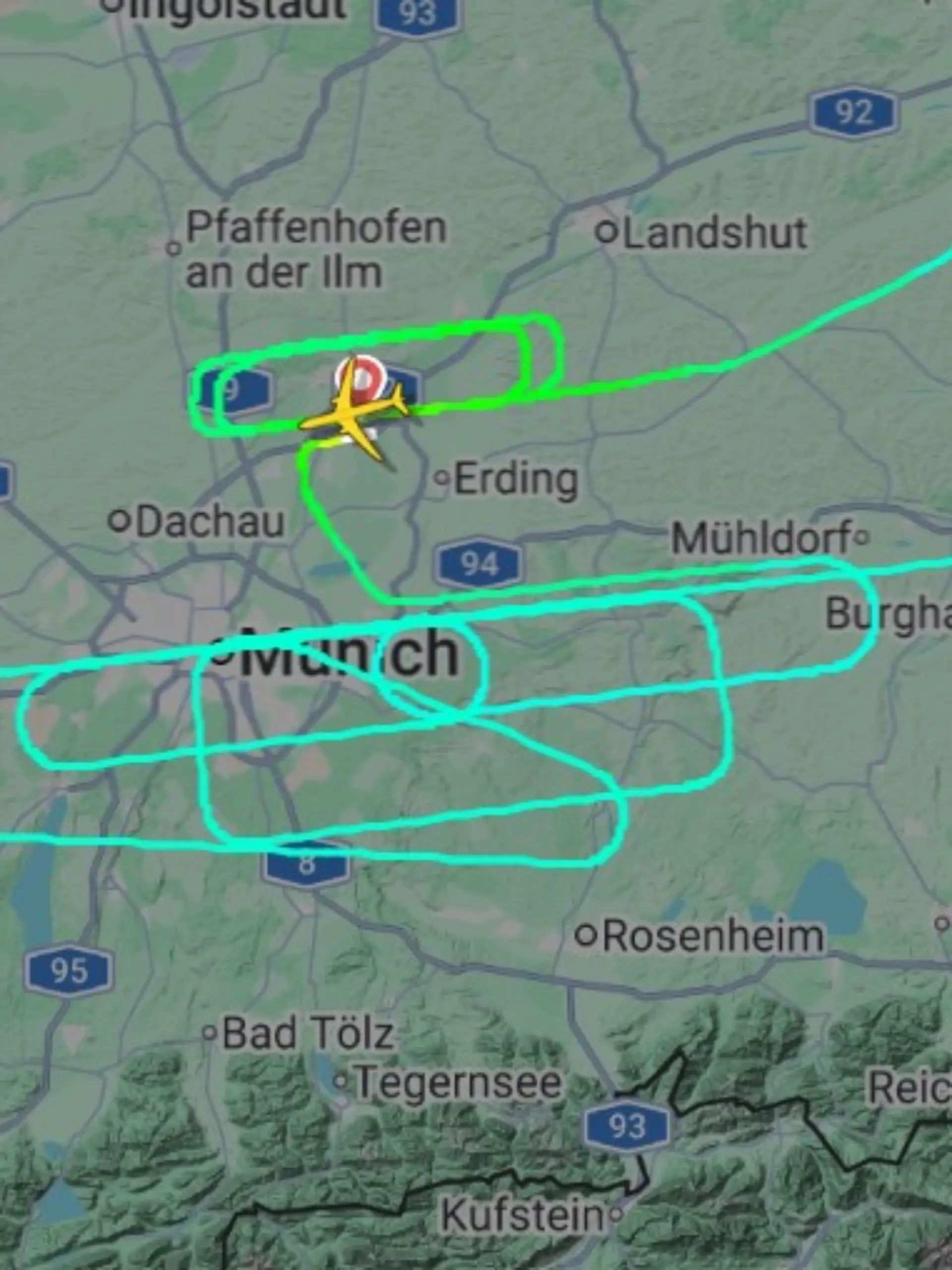 Drama um Flug VN34: Nach dem offensichtlich missglückten Start dreht die Boeing 787 mehrere Runden über München und landet dann. Das Flugzeug soll laut Berichten schwer beschädigt sein.