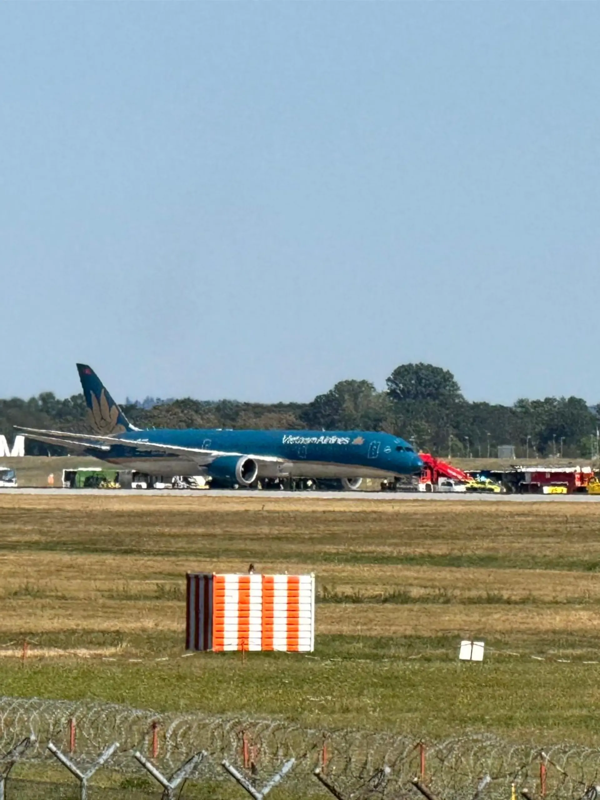 Die Boeing 787 von Vietnam Airlines steht nach der Landung mit Beschädigungen am Flughafen München