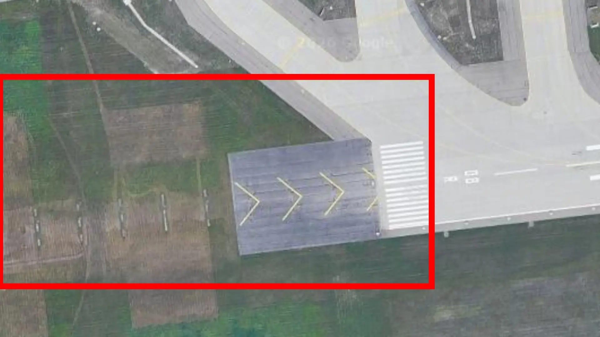 Das Flugzeug von Vietnam Airlines kam von rechts. Es soll laut Aviation Herald das Ende der Startbahn hinaus in die Grünfläche gerast sein (markierter Bereich). Erst danach soll es abgehoben sein. Eine Bestätigung für den Bericht gibt es nicht.