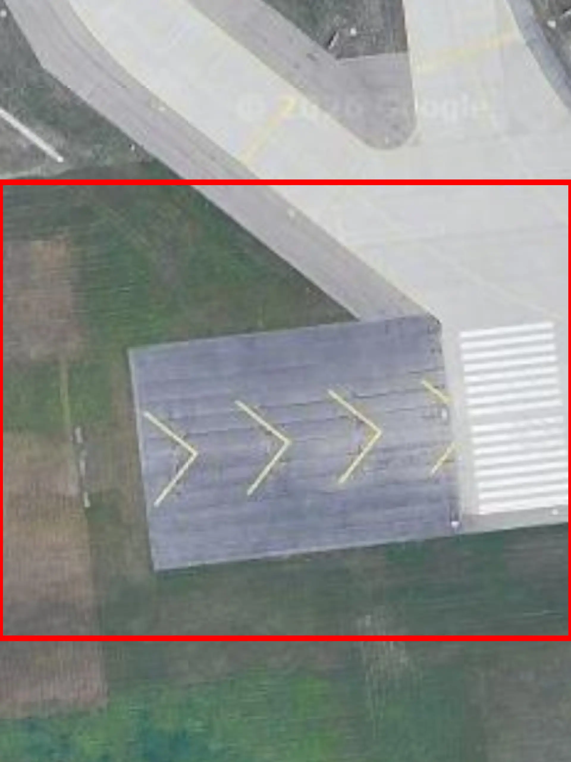 Das Flugzeug von Vietnam Airlines kam von rechts. Es soll laut Aviation Herald das Ende der Startbahn hinaus in die Grünfläche gerast sein (markierter Bereich). Erst danach soll es abgehoben sein. Eine Bestätigung für den Bericht gibt es nicht.
