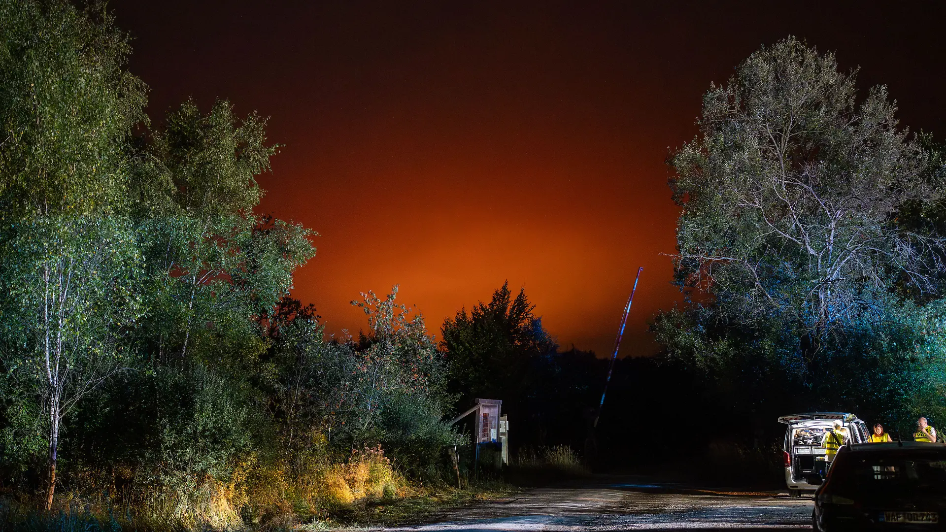 Rettungskräfte sind bei einem Waldbrand im Einsatz. Wegen eines großen Waldbrandes im Hohen Venn hat die nordrhein-westfälische Stadt Monschau Bewohner mehrerer Siedlungen aufgefordert, sich auf eine mögliche Evakuierung vorzubereiten.