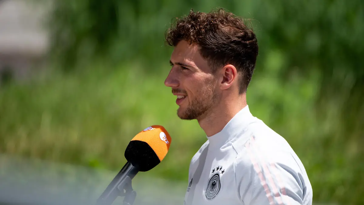 Leon Goretzka Deutschland beim ZDF Interview, GER, Fussball Nationalmannschaft Trainingslager Herzogenaurach, 21.06.2021, Spielzeit 2020/2021 DFB REGULATIONS PROHIBIT ANY USE OF PHOTOGRAPHS AS IMAGE SEQUENCES AND/OR QUASI-VIDEO GER, Fussball Nationalmannschaft Trainingslager Herzogenaurach, 21.06.2021, Spielzeit 2020/2021 Herzogenaurach *** Leon Goretzka Germany at ZDF Interview, GER, Football National Team Training Camp Herzogenaurach, 21 06 2021, Season 2020 2021 DFB REGULATES PROHIBIT ANY USE OF PHOTOGRAPHS AS IMAGE SEQUENCES AND OR QUASI VIDEO GER, Football National Team Training Camp Herzogenaurach, 21 06 2021, Season 2020 2021 Herzogenaurach Copyright: xEibnerxPressefoto/MichaelxMemmlex EP_MMR
