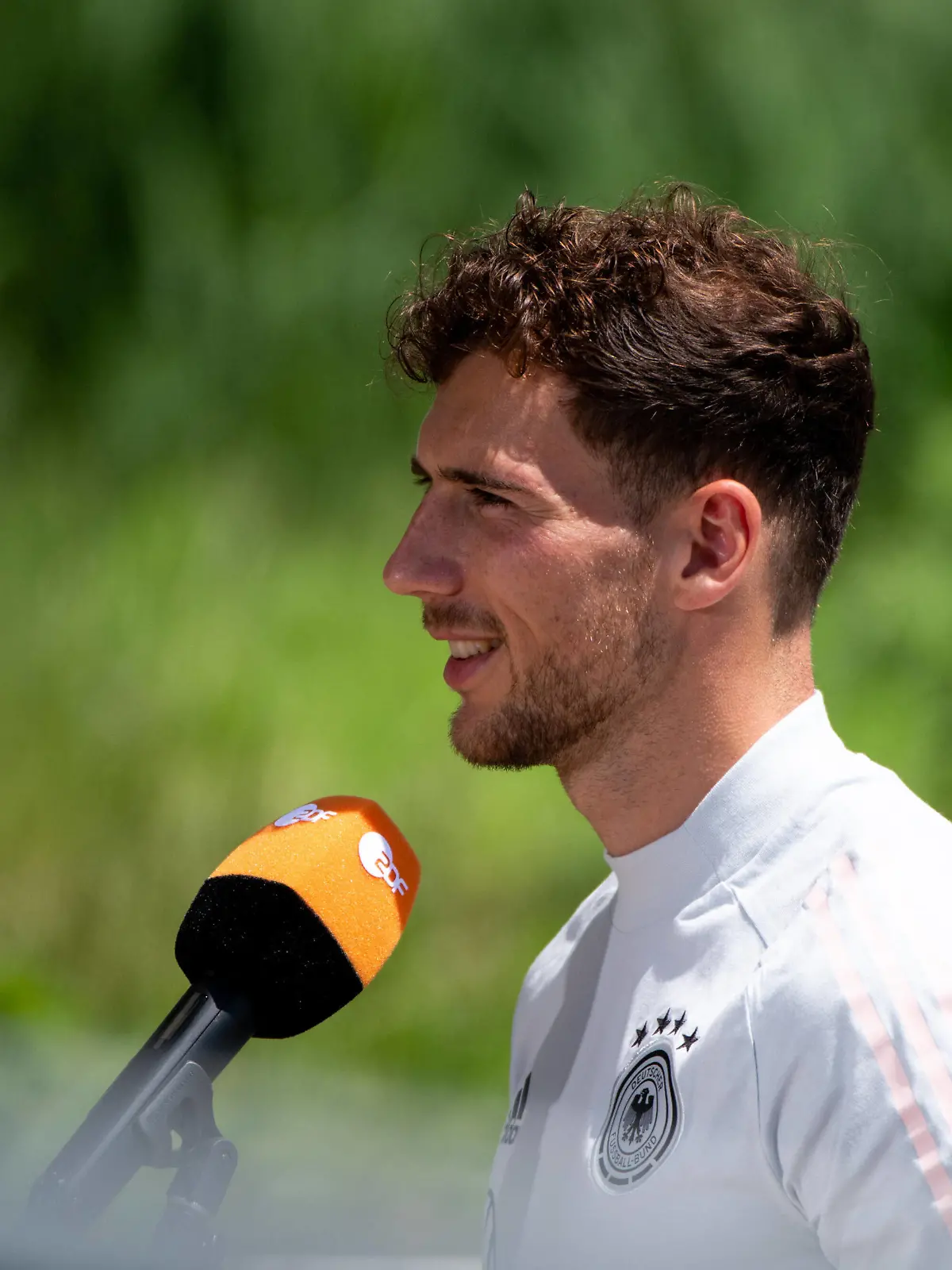 Leon Goretzka Deutschland beim ZDF Interview, GER, Fussball Nationalmannschaft Trainingslager Herzogenaurach, 21.06.2021, Spielzeit 2020/2021 DFB REGULATIONS PROHIBIT ANY USE OF PHOTOGRAPHS AS IMAGE SEQUENCES AND/OR QUASI-VIDEO GER, Fussball Nationalmannschaft Trainingslager Herzogenaurach, 21.06.2021, Spielzeit 2020/2021 Herzogenaurach *** Leon Goretzka Germany at ZDF Interview, GER, Football National Team Training Camp Herzogenaurach, 21 06 2021, Season 2020 2021 DFB REGULATES PROHIBIT ANY USE OF PHOTOGRAPHS AS IMAGE SEQUENCES AND OR QUASI VIDEO GER, Football National Team Training Camp Herzogenaurach, 21 06 2021, Season 2020 2021 Herzogenaurach Copyright: xEibnerxPressefoto/MichaelxMemmlex EP_MMR 