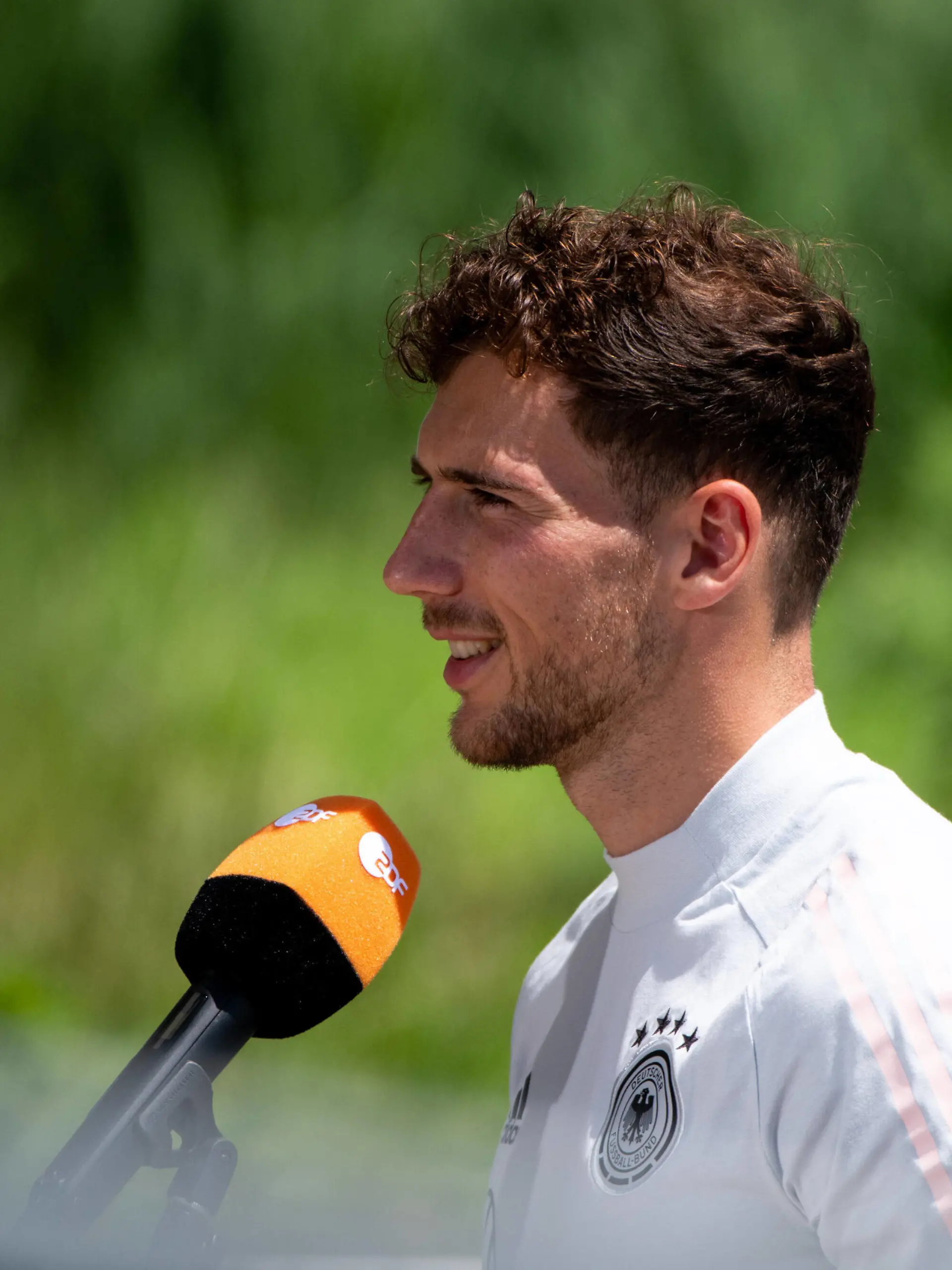 Leon Goretzka Deutschland beim ZDF Interview, GER, Fussball Nationalmannschaft Trainingslager Herzogenaurach, 21.06.2021, Spielzeit 2020/2021 DFB REGULATIONS PROHIBIT ANY USE OF PHOTOGRAPHS AS IMAGE SEQUENCES AND/OR QUASI-VIDEO GER, Fussball Nationalmannschaft Trainingslager Herzogenaurach, 21.06.2021, Spielzeit 2020/2021 Herzogenaurach *** Leon Goretzka Germany at ZDF Interview, GER, Football National Team Training Camp Herzogenaurach, 21 06 2021, Season 2020 2021 DFB REGULATES PROHIBIT ANY USE OF PHOTOGRAPHS AS IMAGE SEQUENCES AND OR QUASI VIDEO GER, Football National Team Training Camp Herzogenaurach, 21 06 2021, Season 2020 2021 Herzogenaurach Copyright: xEibnerxPressefoto/MichaelxMemmlex EP_MMR 