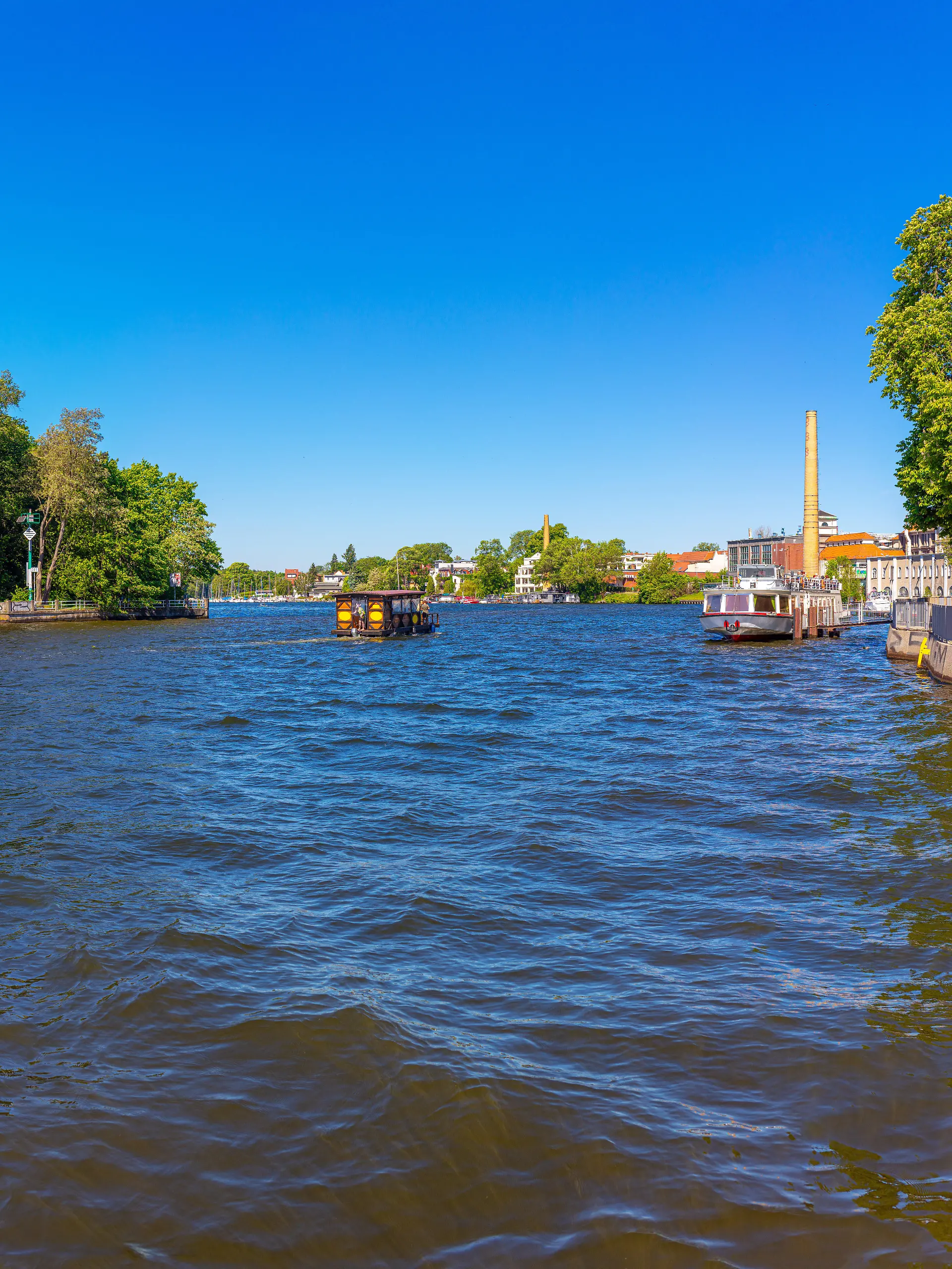Ausfahrt Müggelsee Richtung Müggelspree - Berliner Innenstadt. Im Vordergrund das Spreetunnel-Areal und das historische Bürgerbräu-Gelände rechts. Im Bild Freizet-Floss und typischer Berliner Ausflugsdampfer