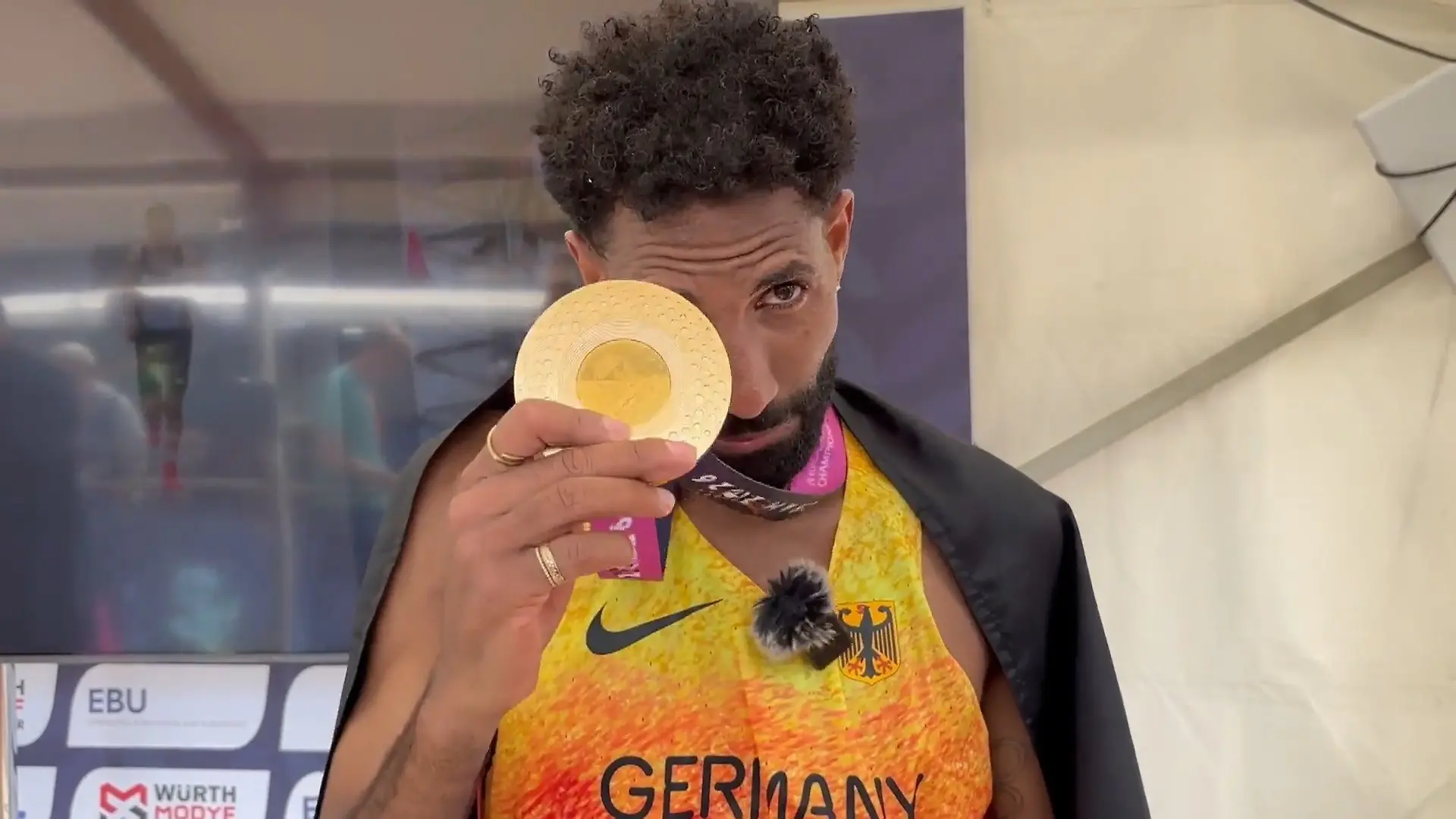 Erst Silber, jetzt Gold! SO reagiert Marathonläufer Amanal Petros auf den Sieg Eine Sache will er nicht vergessen