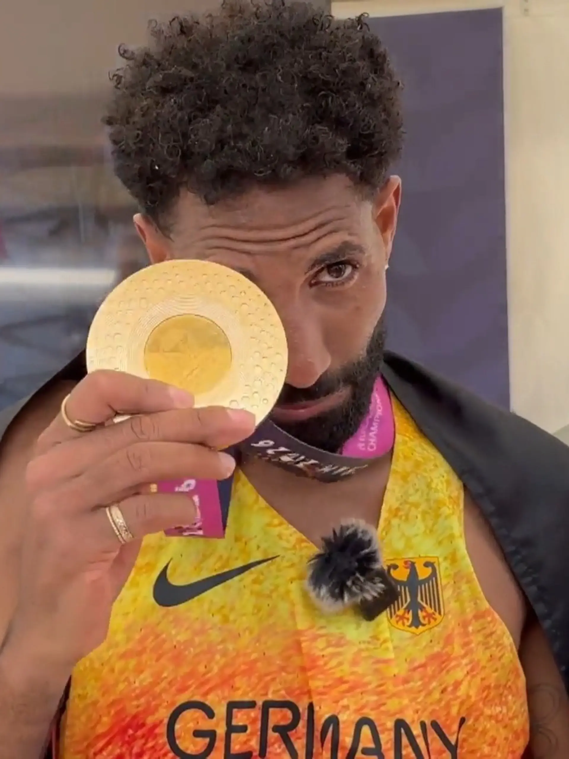 Bild zu: "Erst Silber, jetzt Gold! SO reagiert Marathonläufer Amanal Petros auf den Sieg"