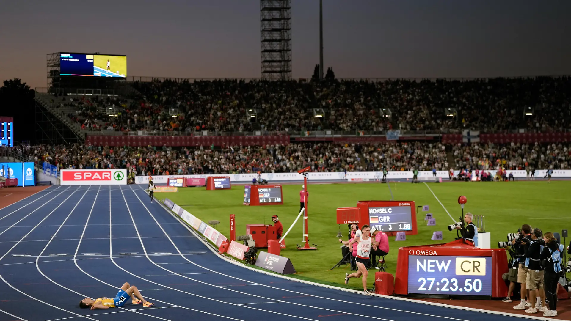 Birmingham, England 20260815. Andreas Almgren fra Sverige etter å ha tatt gull i øvelsen 10000 meter menn finale under EM i friidrett 2026 på Alexander Stadium i Birmingham lørdag. Han satte ny mesterskapsrekord på 27:23.50. Foto: Beate Oma Dahle / NTB