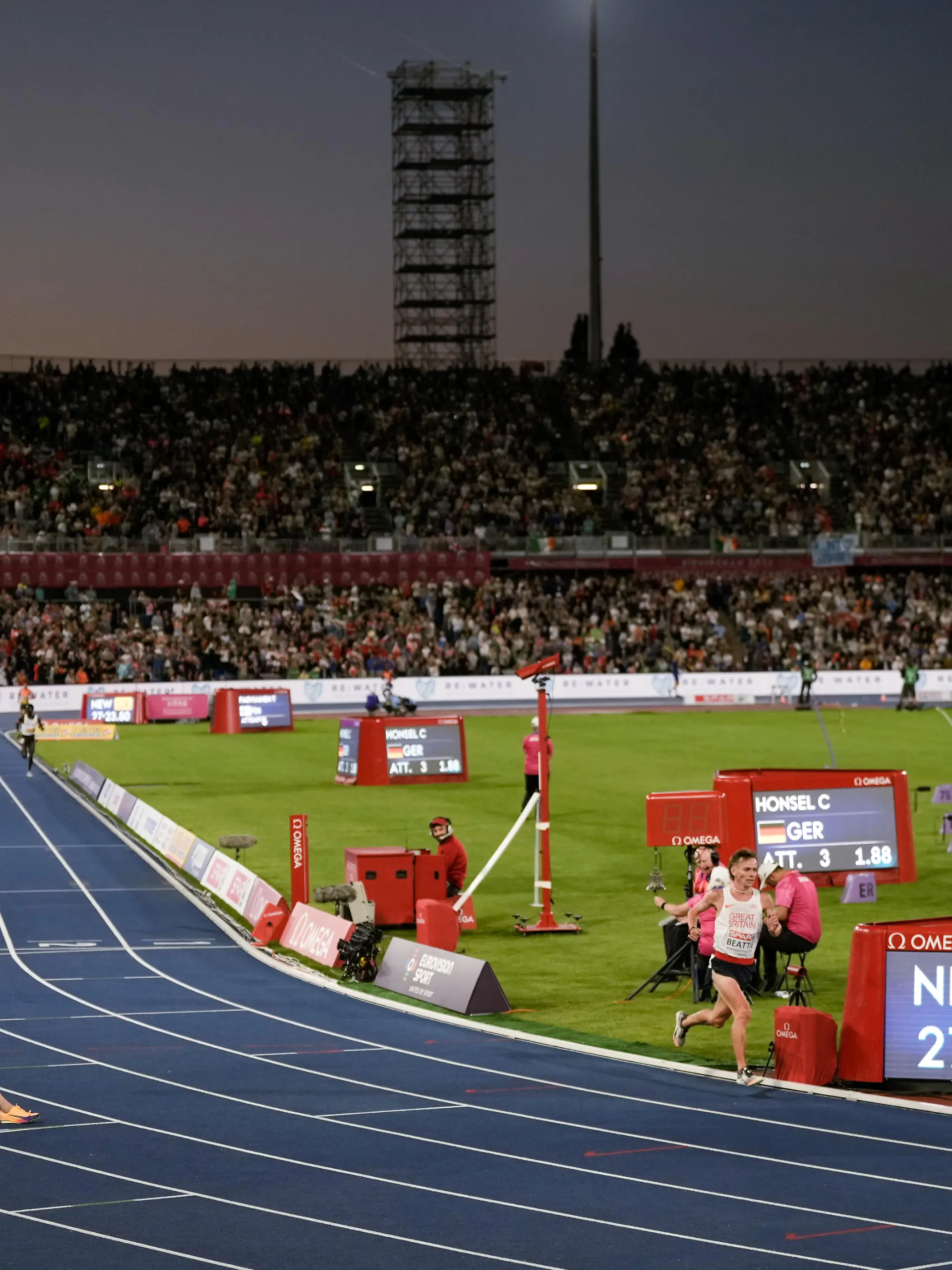 Birmingham, England 20260815. Andreas Almgren fra Sverige etter å ha tatt gull i øvelsen 10000 meter menn finale under EM i friidrett 2026 på Alexander Stadium i Birmingham lørdag. Han satte ny mesterskapsrekord på 27:23.50. Foto: Beate Oma Dahle / NTB