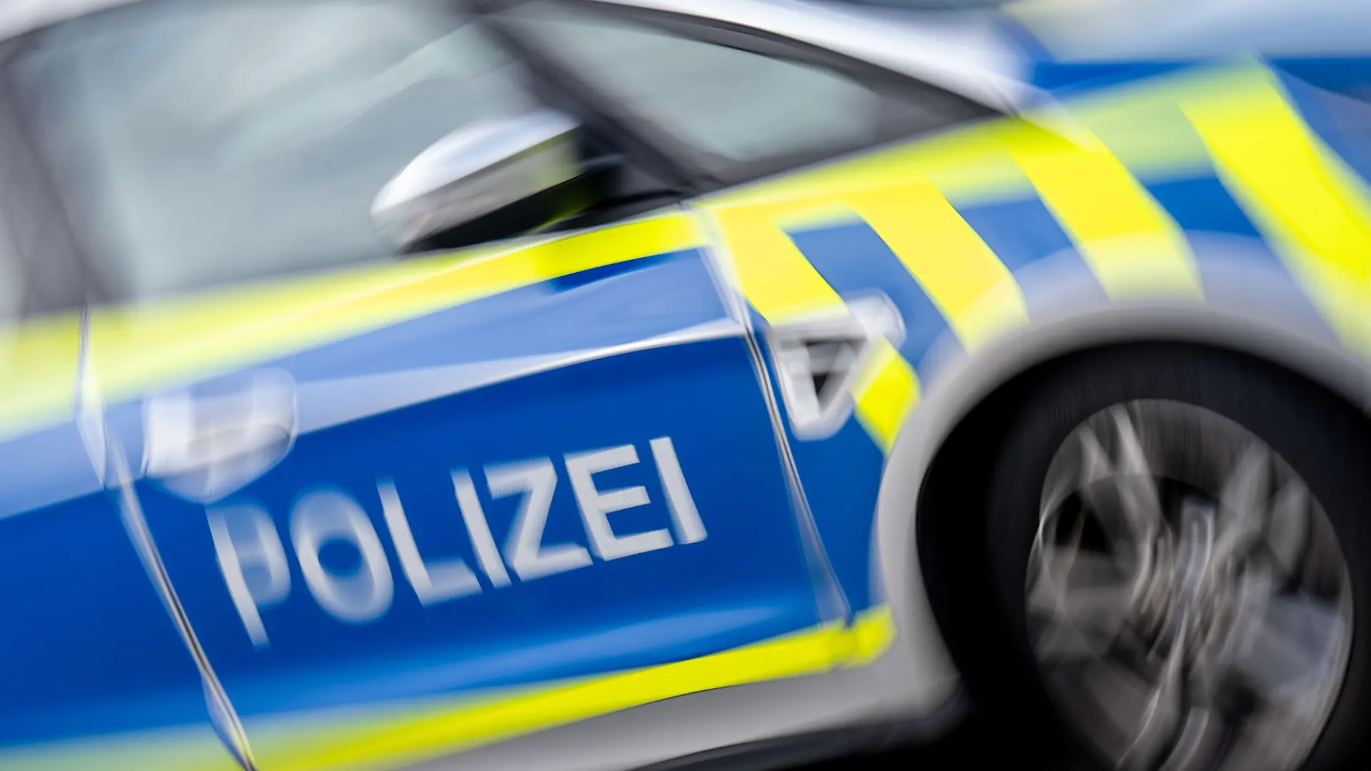SYMBOLBILD - 19.02.2024, Sachsen-Anhalt, Könnern: Ein Polizeifahrzeug. (zu dpa: «Pilot im Harz verletzt - Rätsel um lauten Knall») Foto: Hendrik Schmidt/dpa +++ dpa-Bildfunk +++